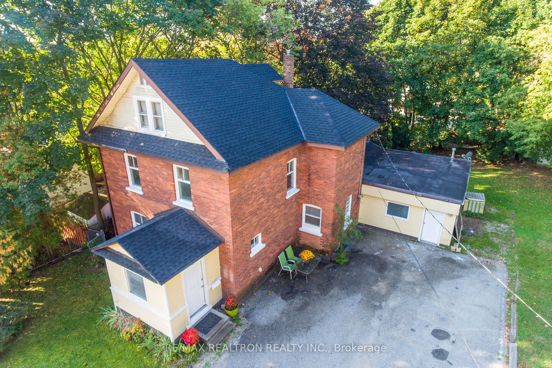 105 Douglas St