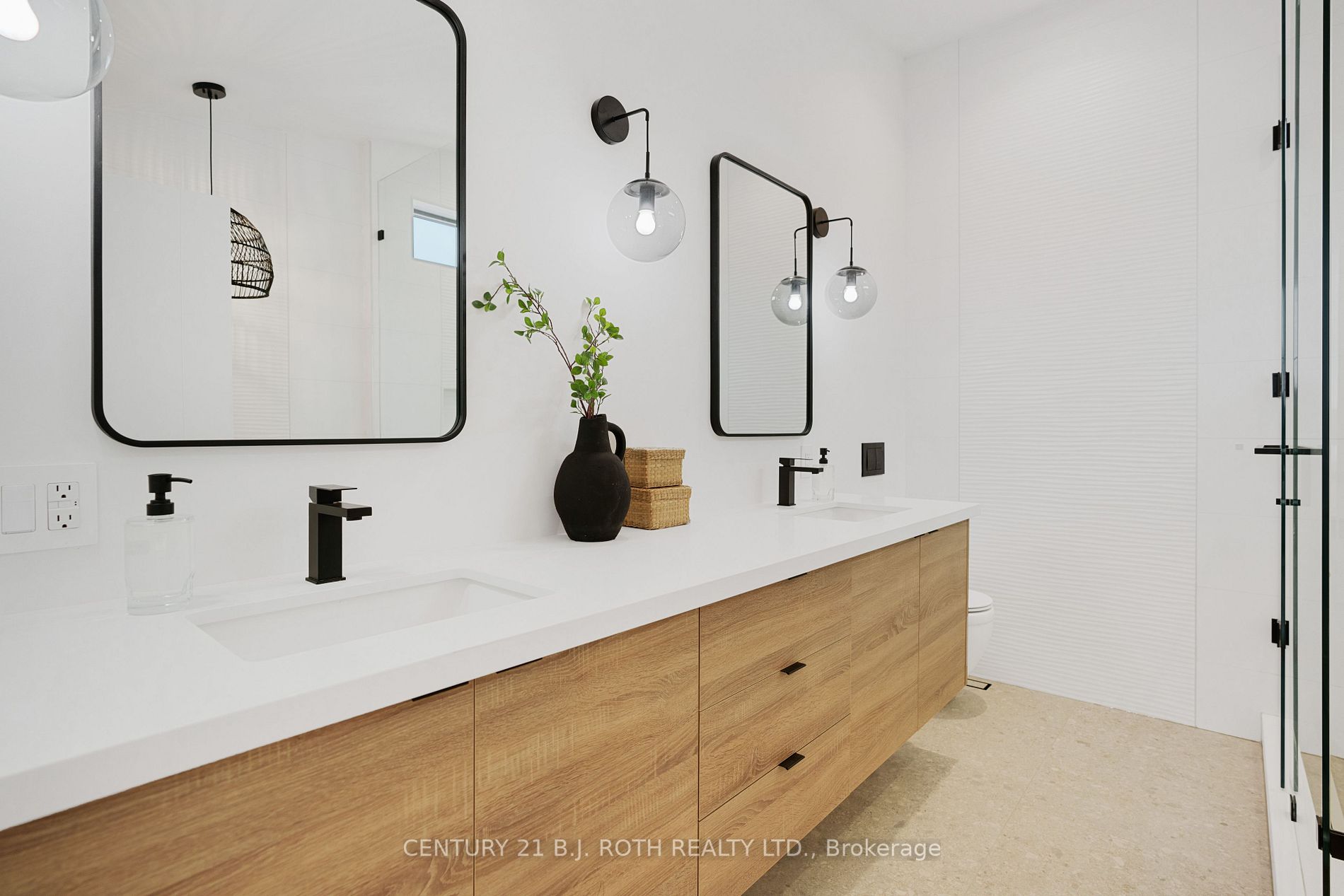 655 Glen Cres