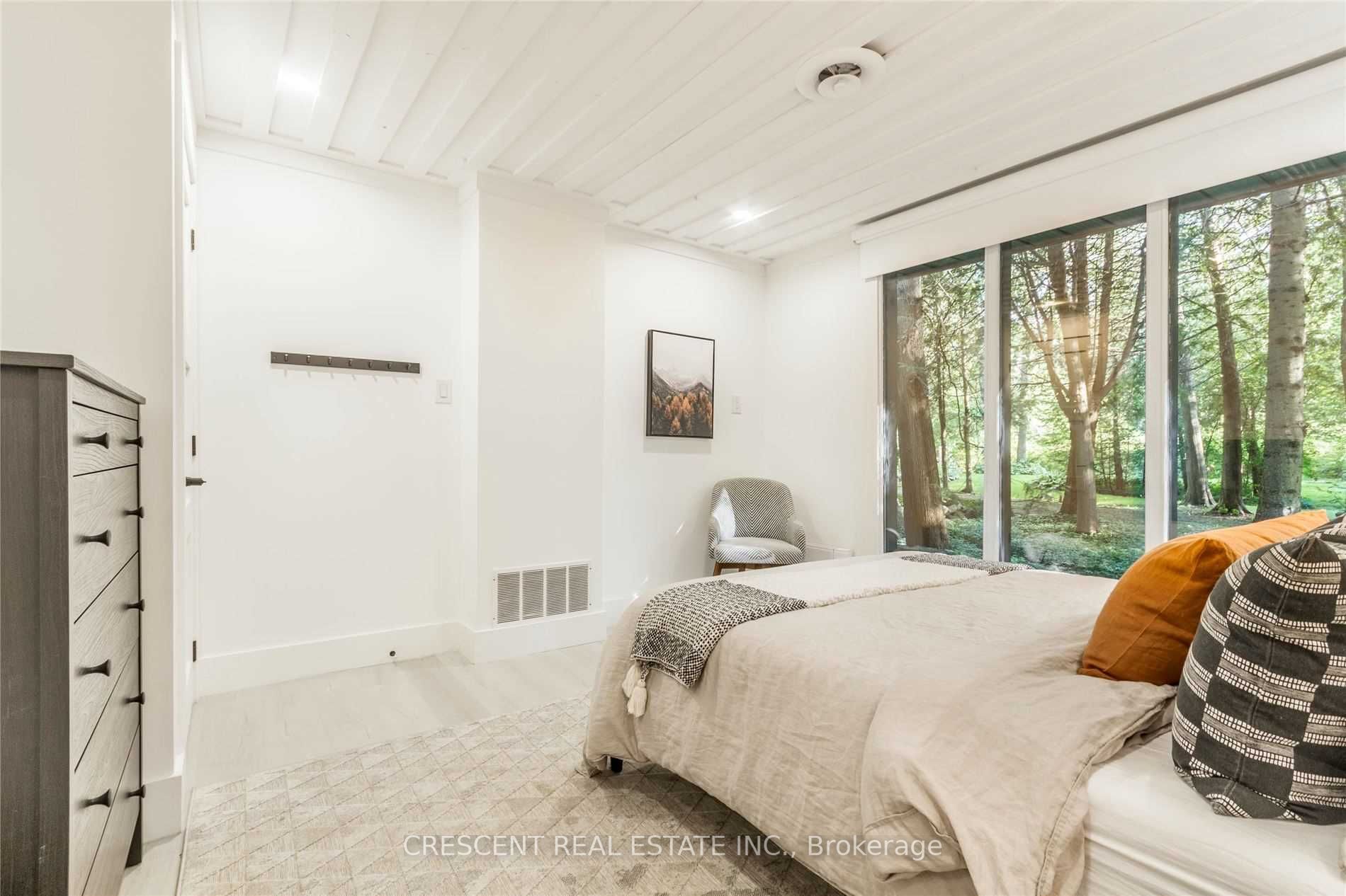 37 Georgian Manor Dr