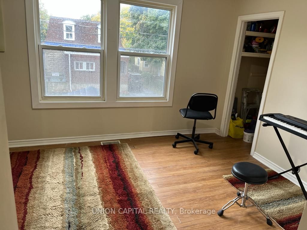 100 Dunlop St W