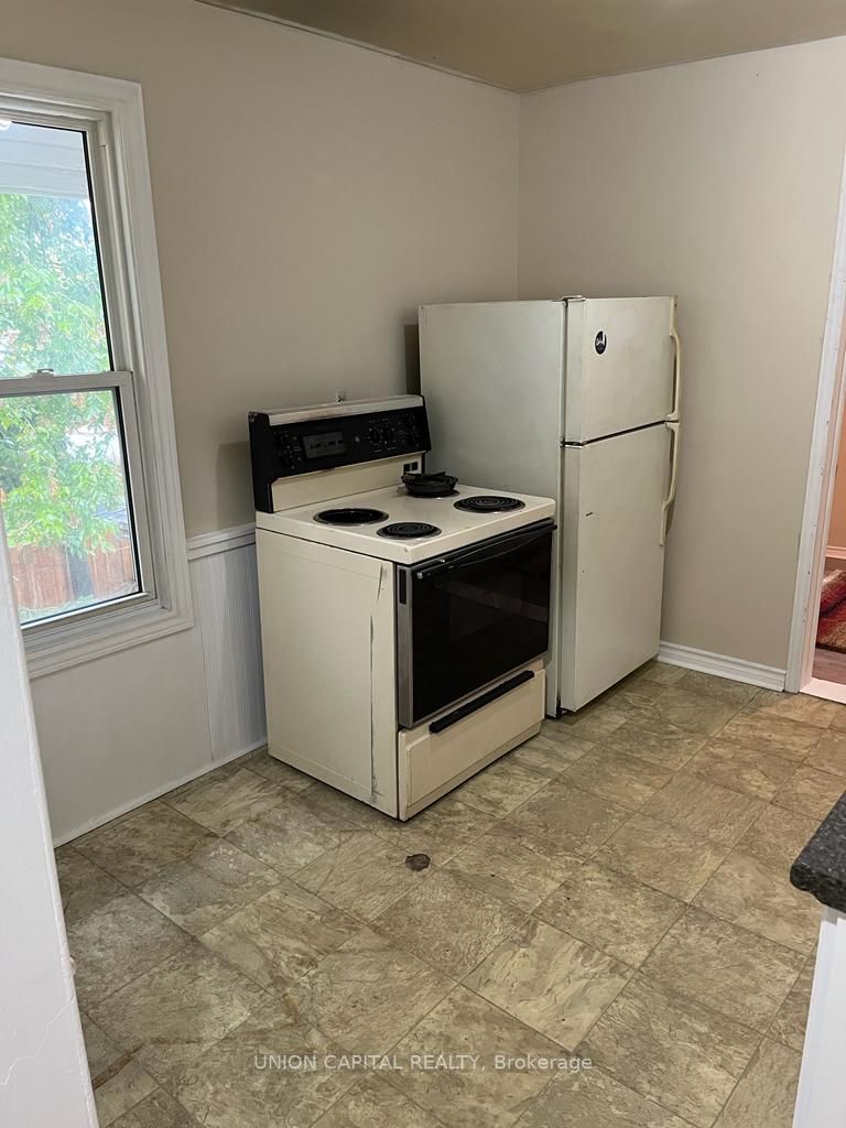 100 Dunlop St W