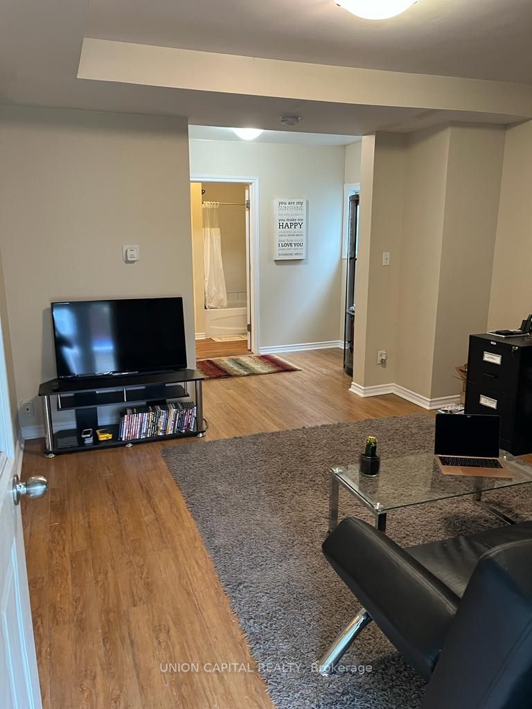 100 Dunlop St W