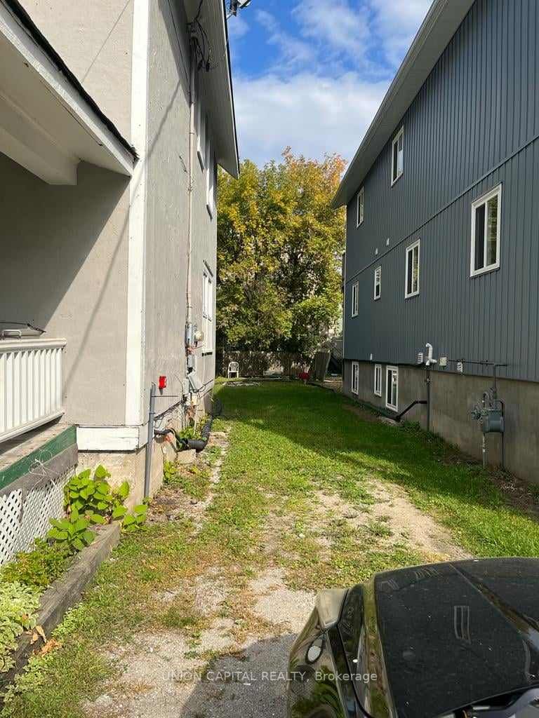 100 Dunlop St W