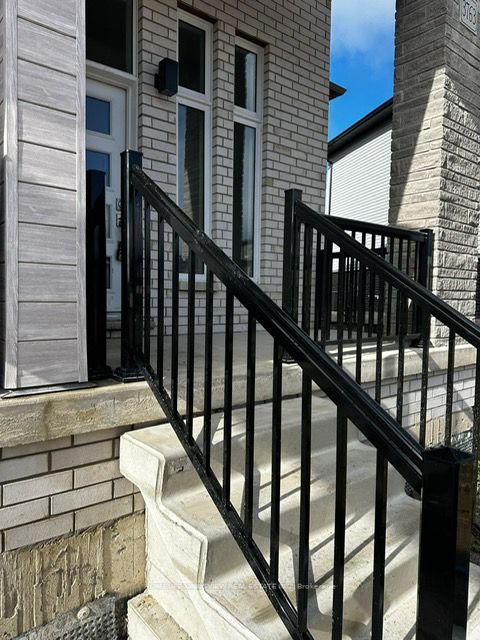 3763 Sunbank Cres