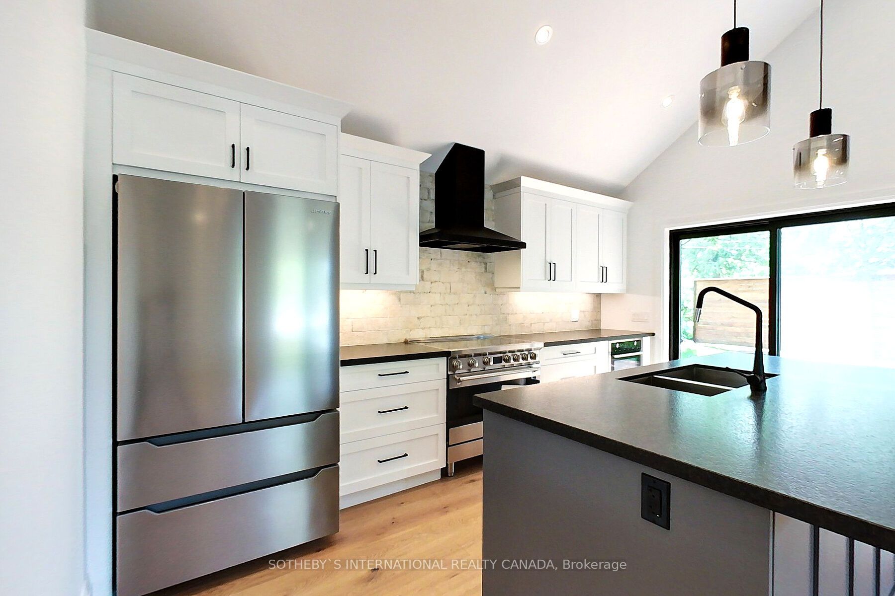 11 Caroline St E