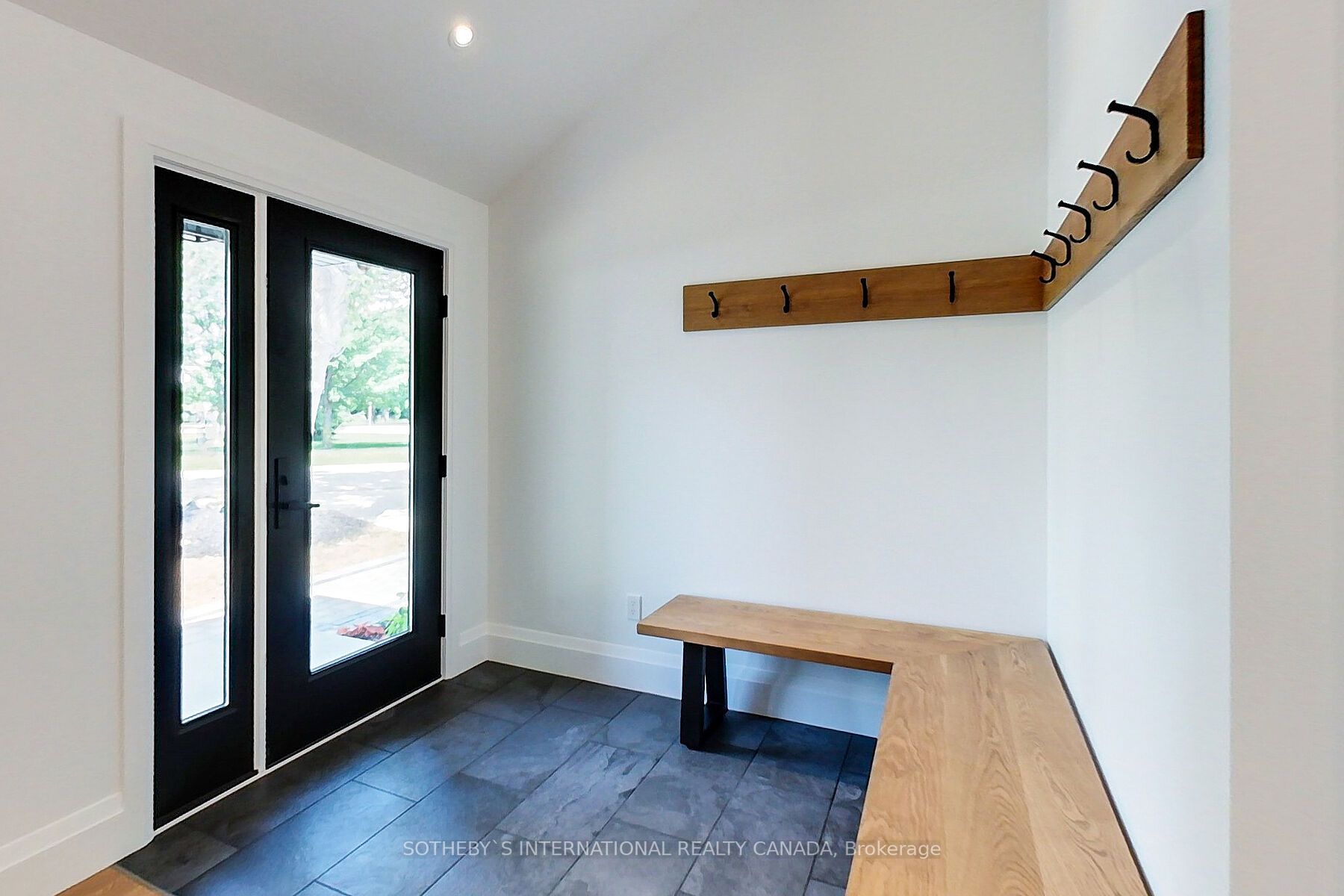 11 Caroline St E