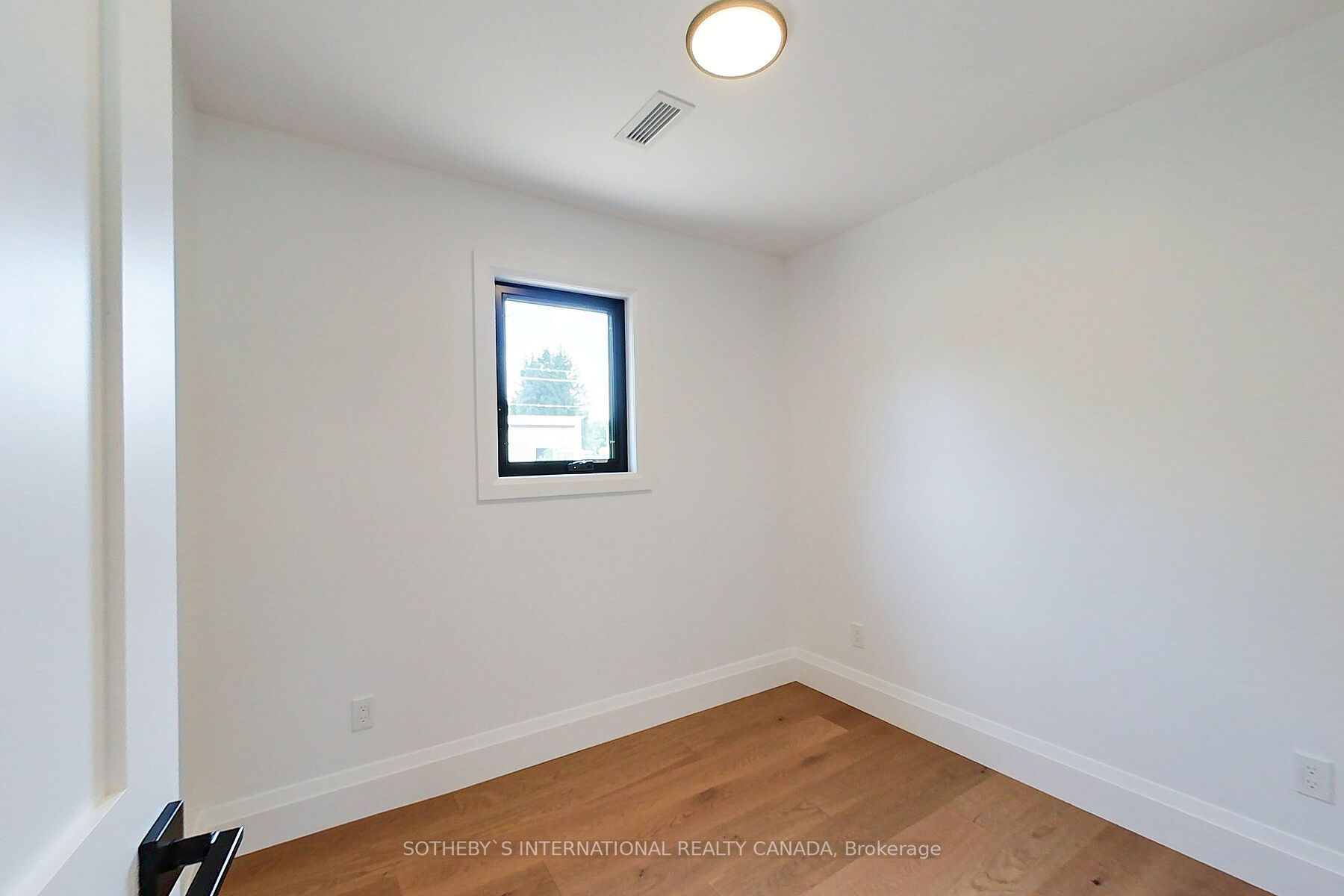 11 Caroline St E