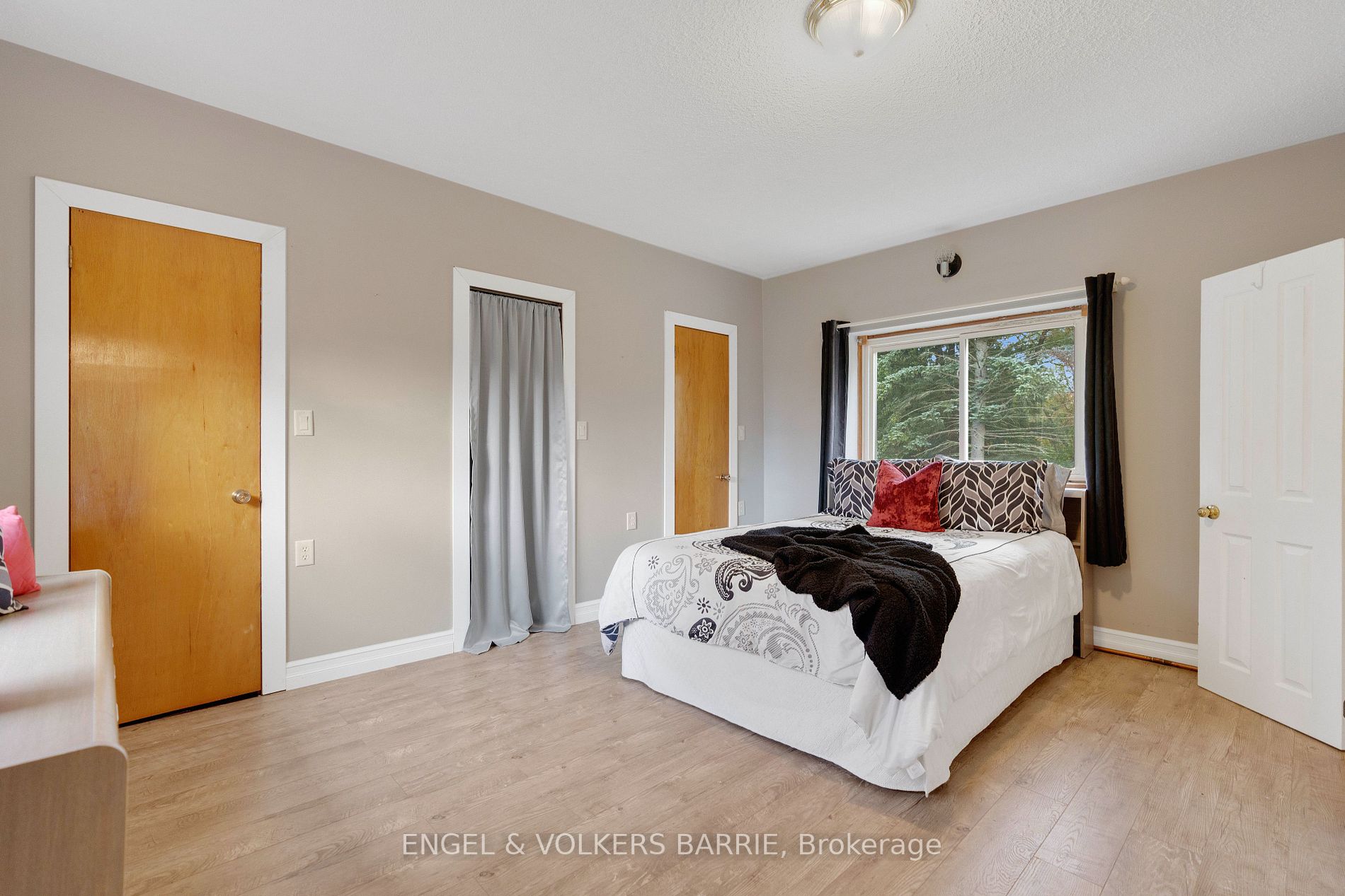 1186 Old Barrie Rd W