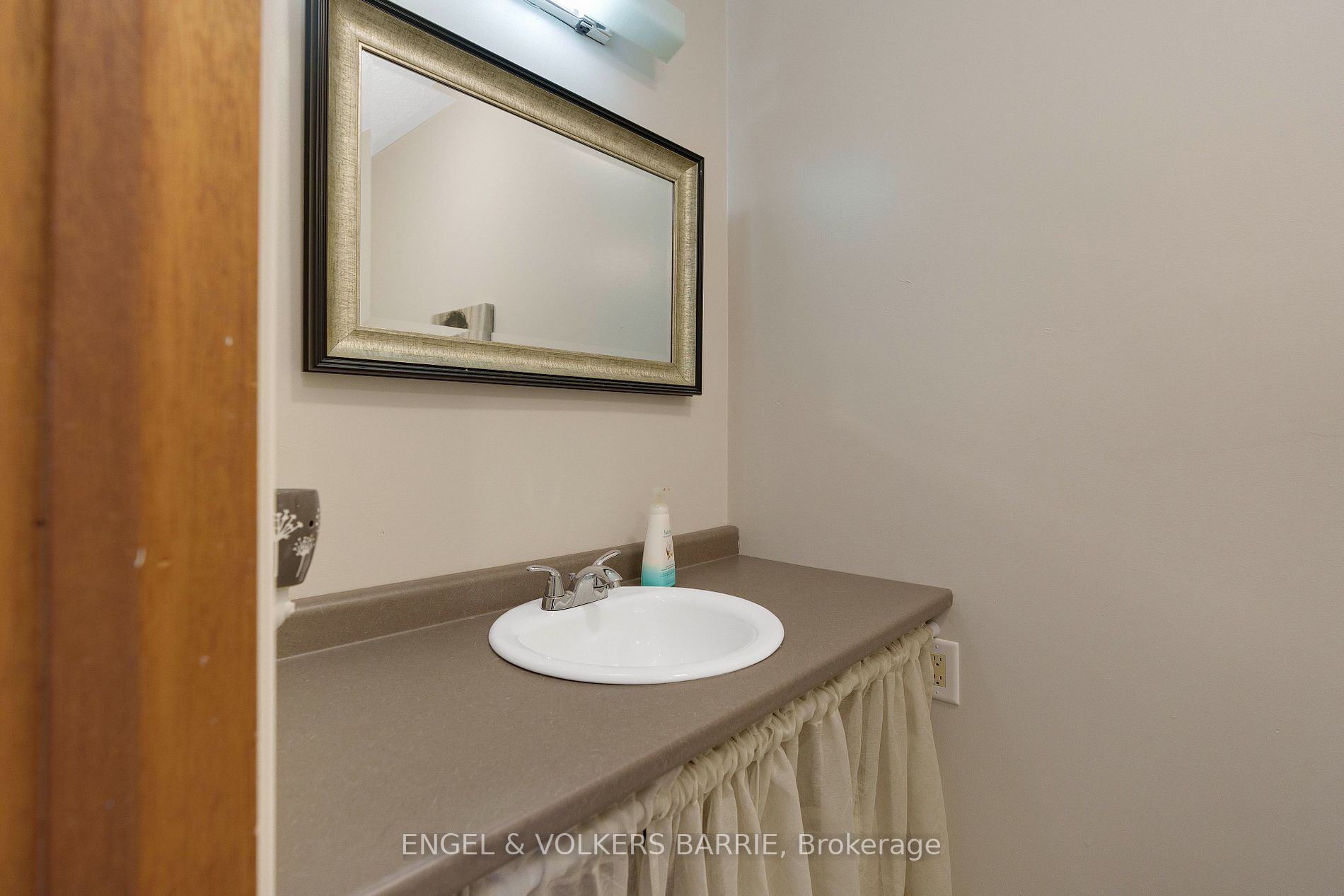 1186 Old Barrie Rd W