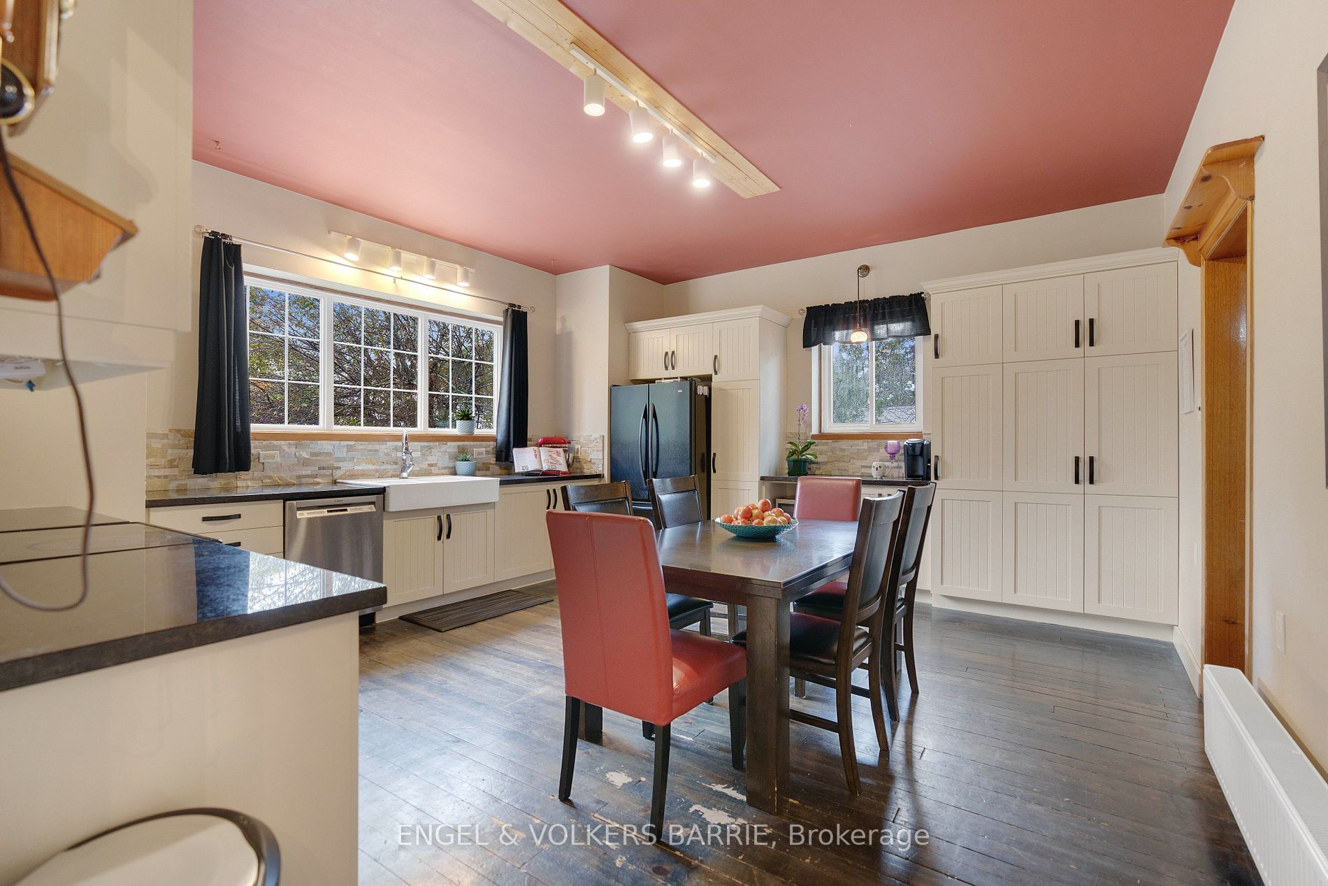 1186 Old Barrie Rd W