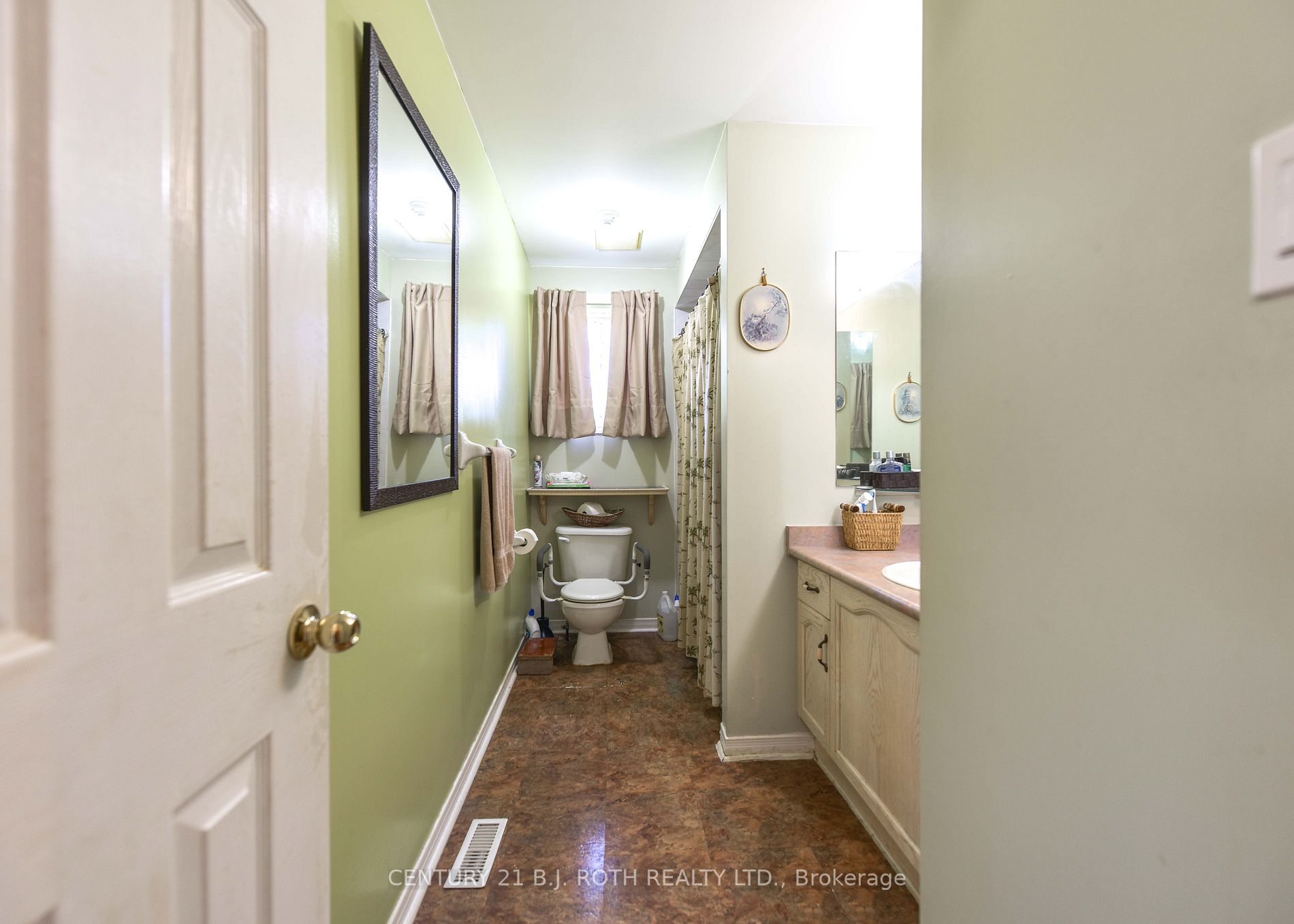 271 Collegiate Dr