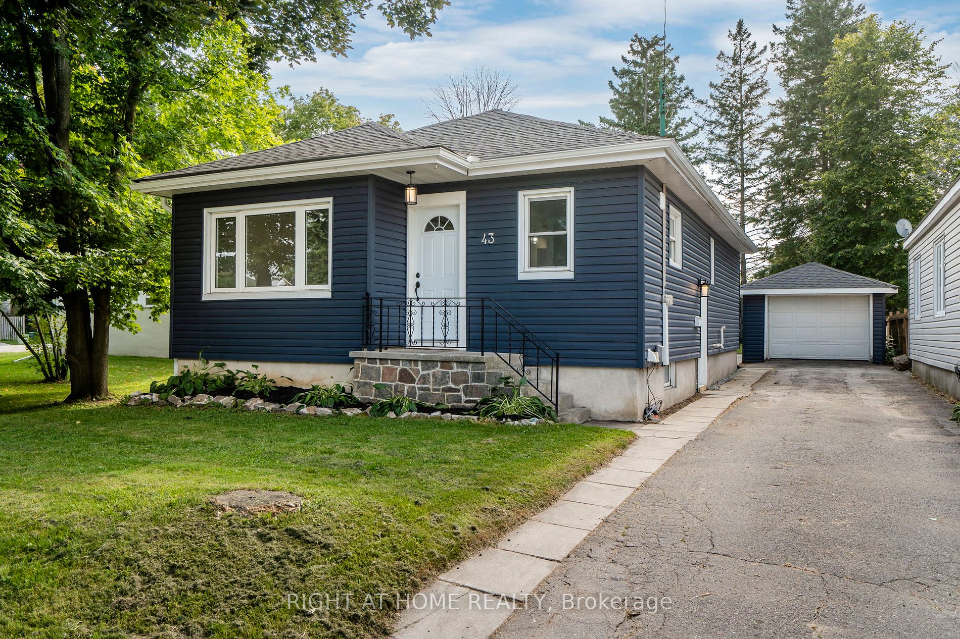 43 Westmount Dr S