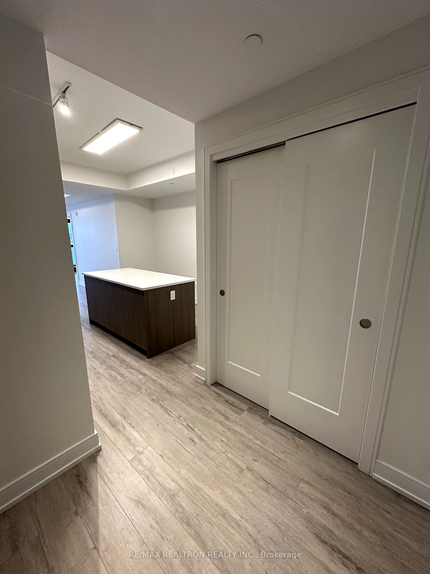 185 Dunlop St S, #708