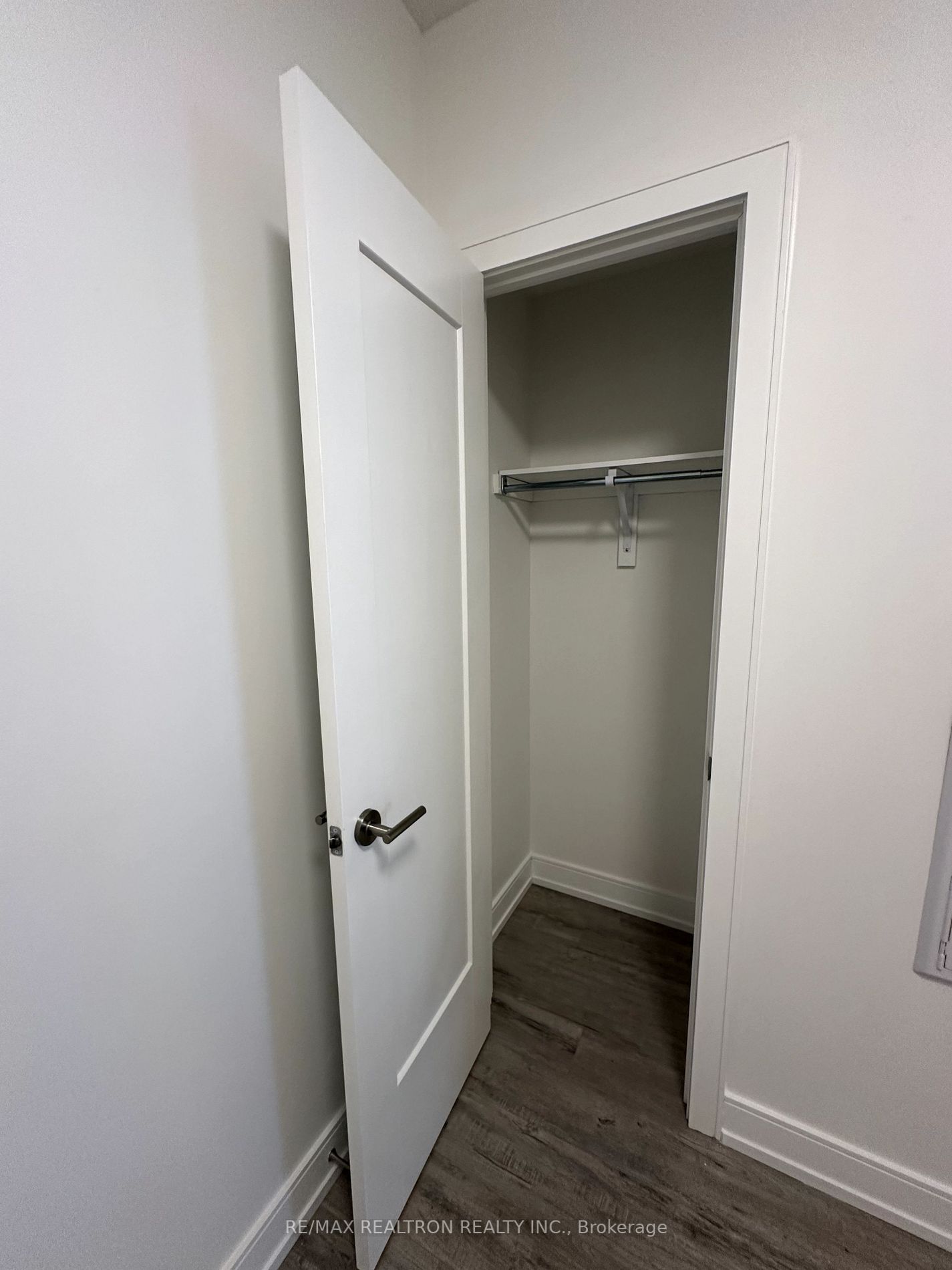 185 Dunlop St S, #708