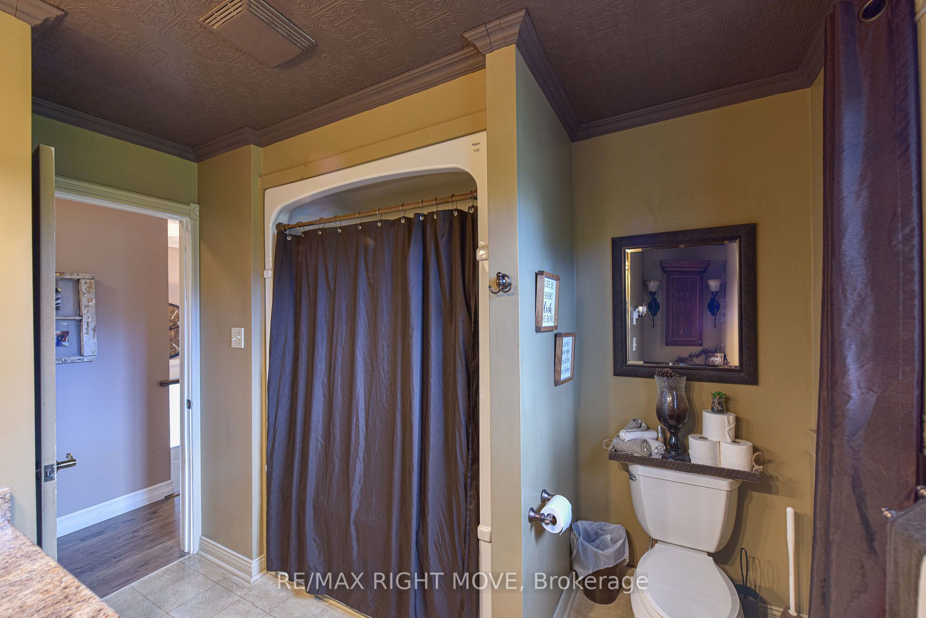 16 Champlain Cres