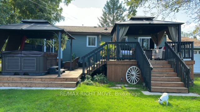 16 Champlain Cres