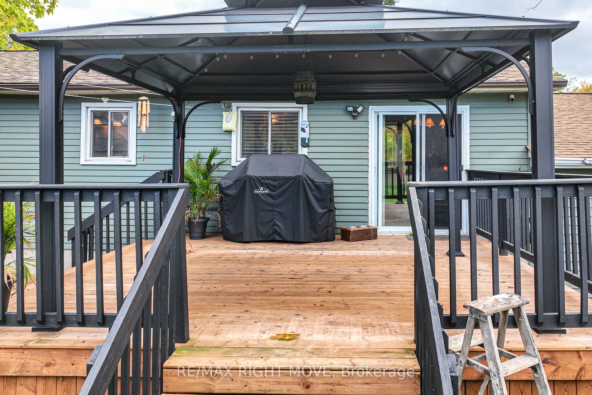 16 Champlain Cres