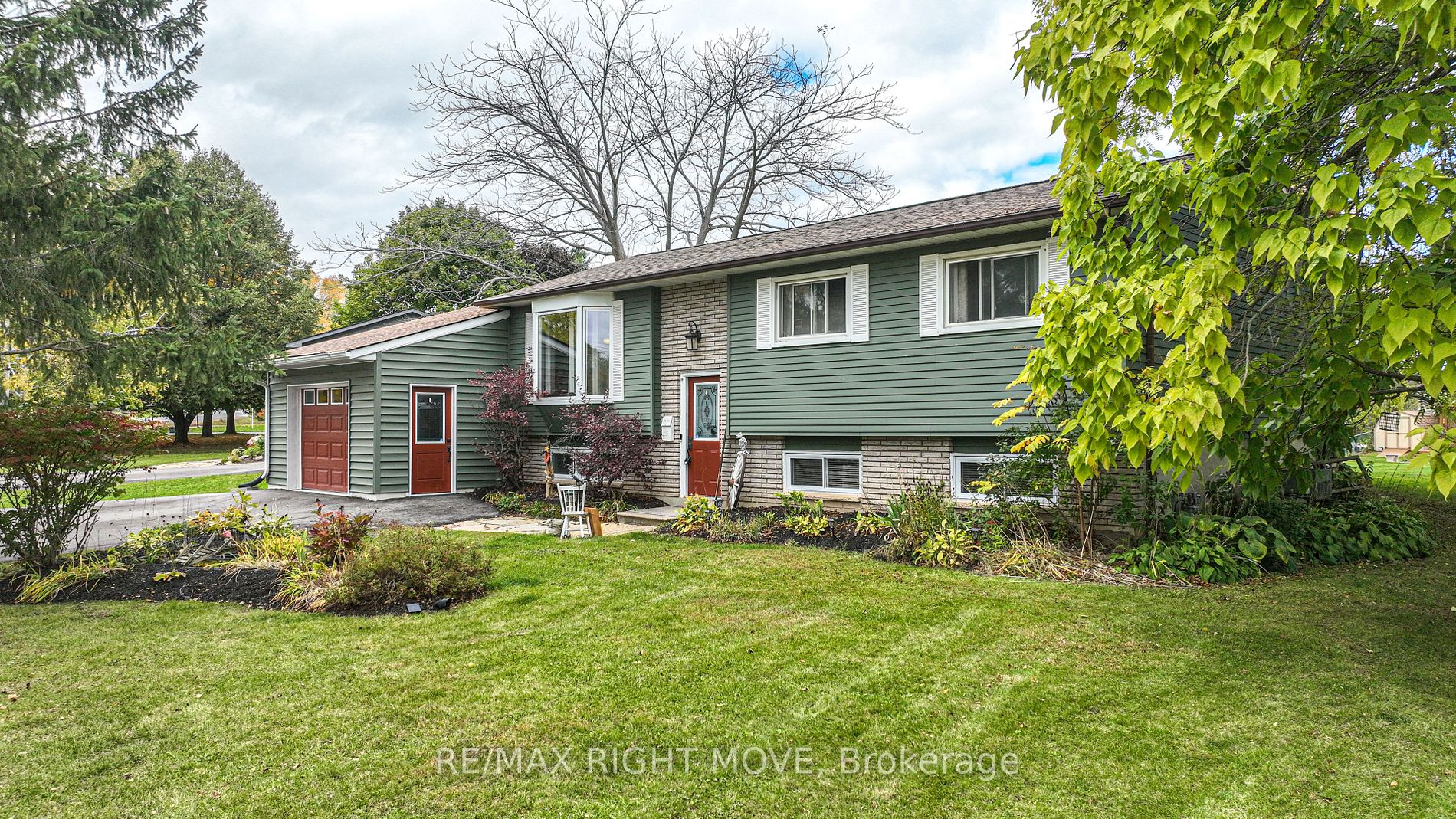 16 Champlain Cres