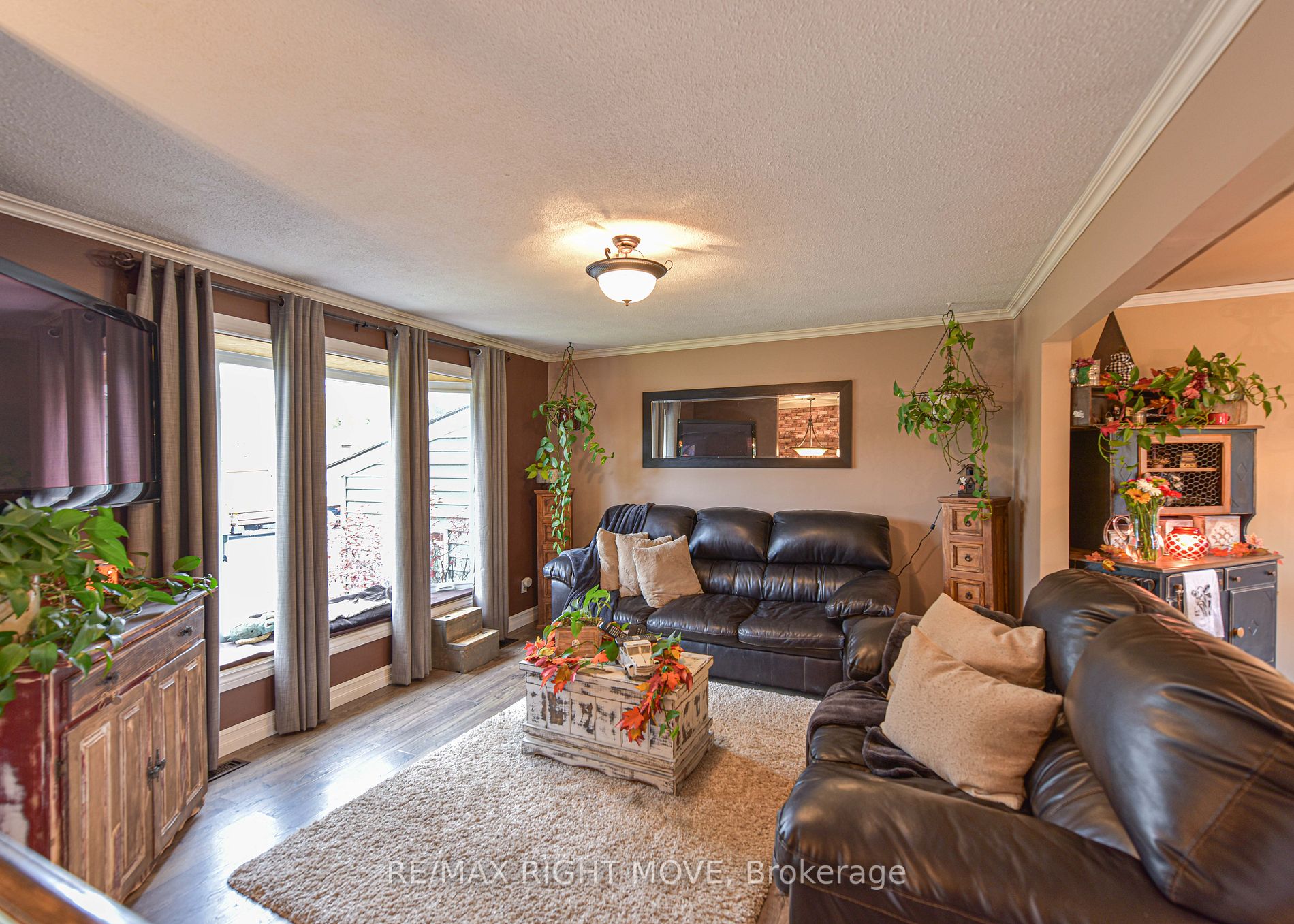 16 Champlain Cres