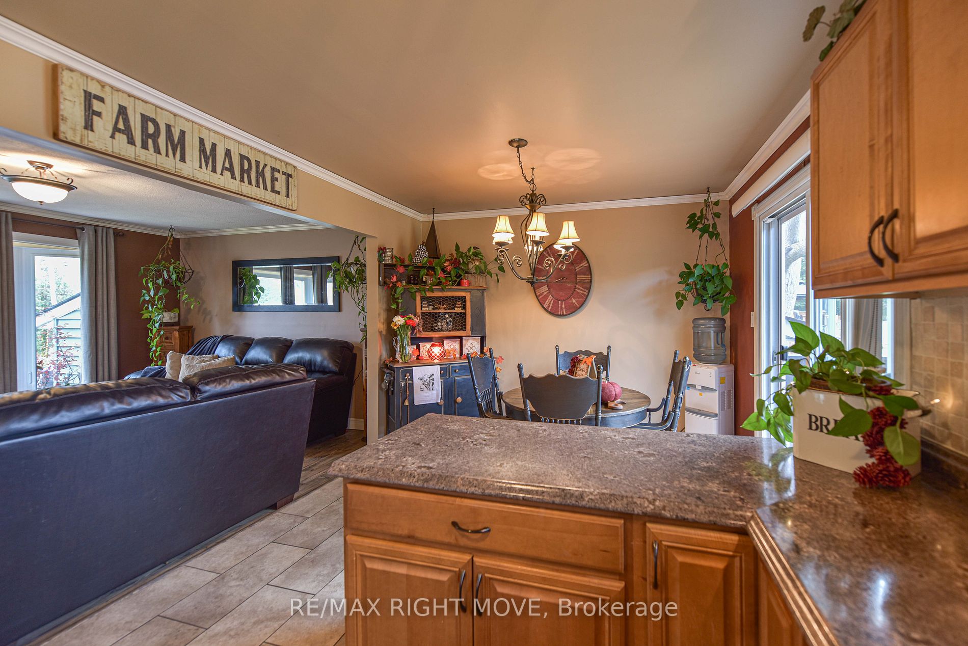 16 Champlain Cres