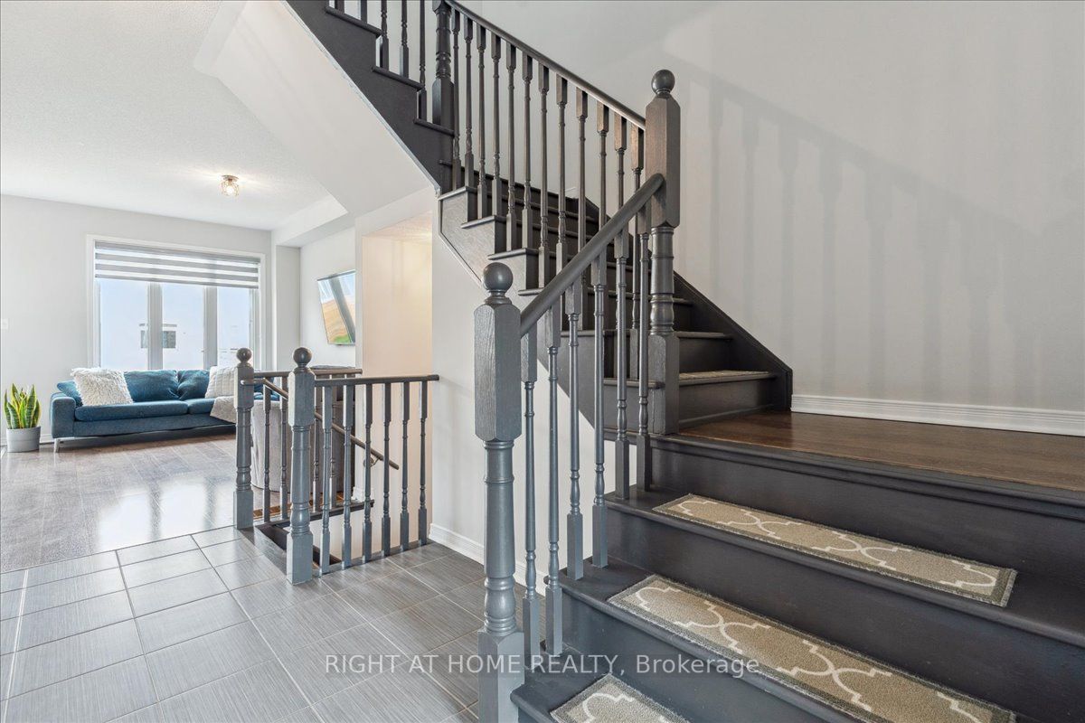 6 Barfoot St