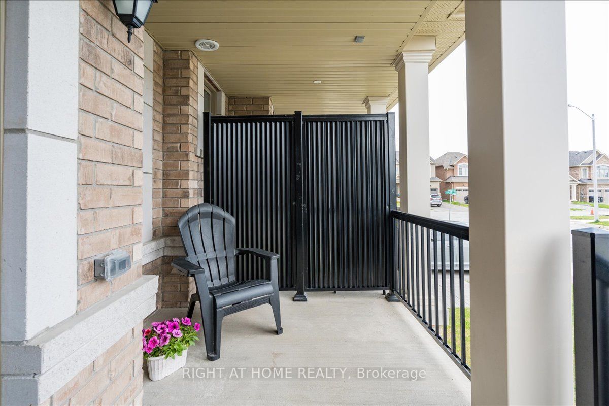 6 Barfoot St
