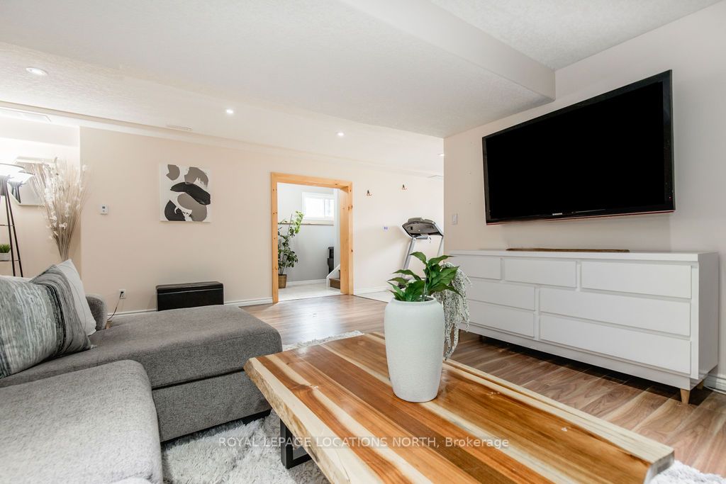 53 Lakeshore Rd W