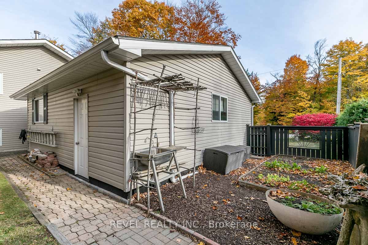 676 Concession 15 Rd W