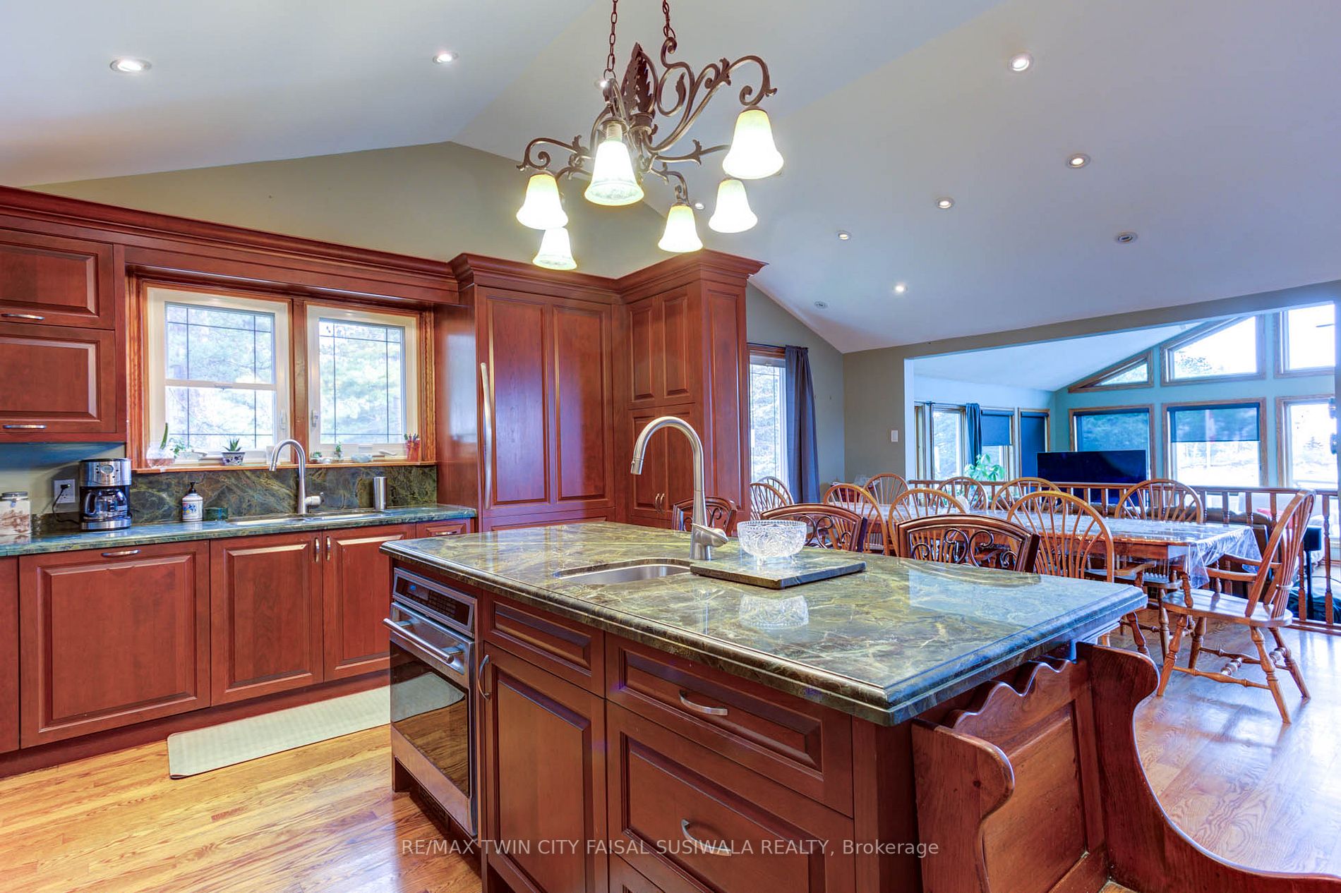 310 River Rd E