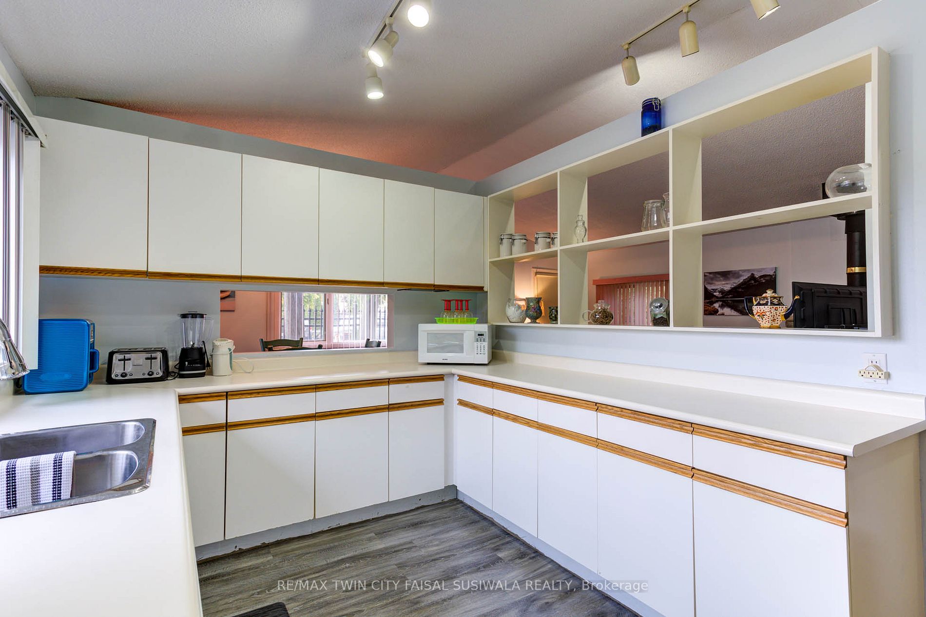 310 River Rd E