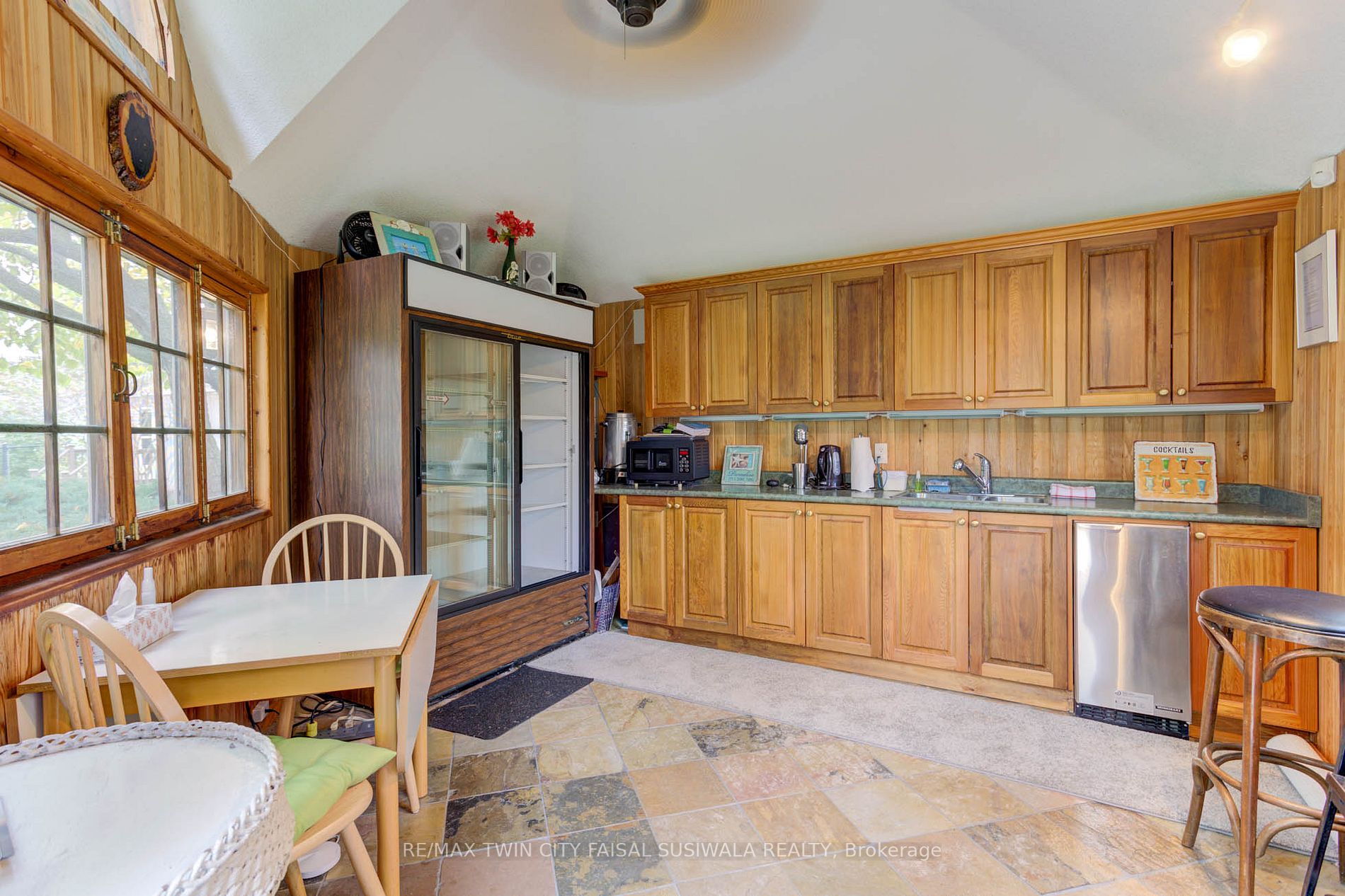 310 River Rd E