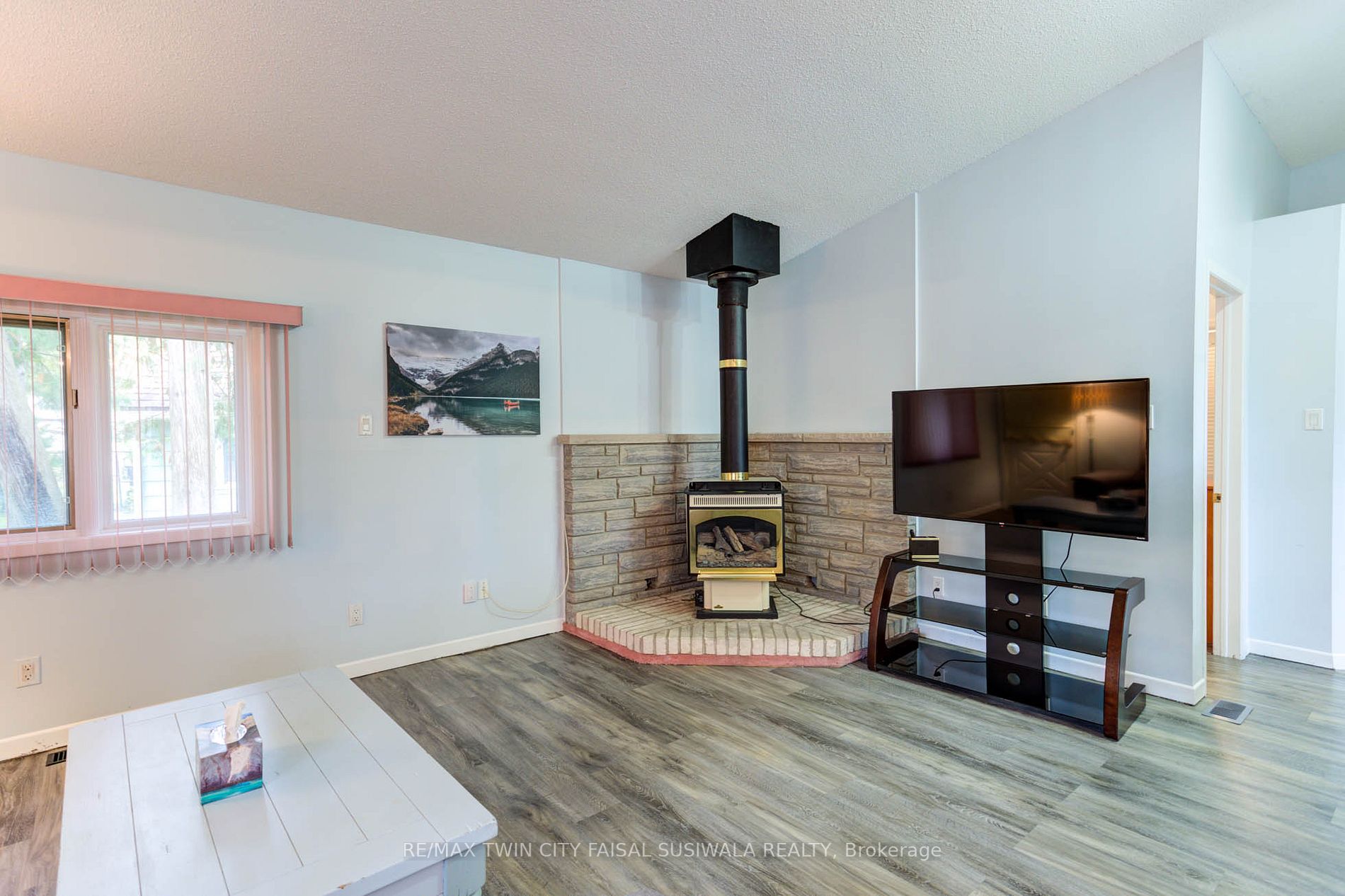 310 River Rd E