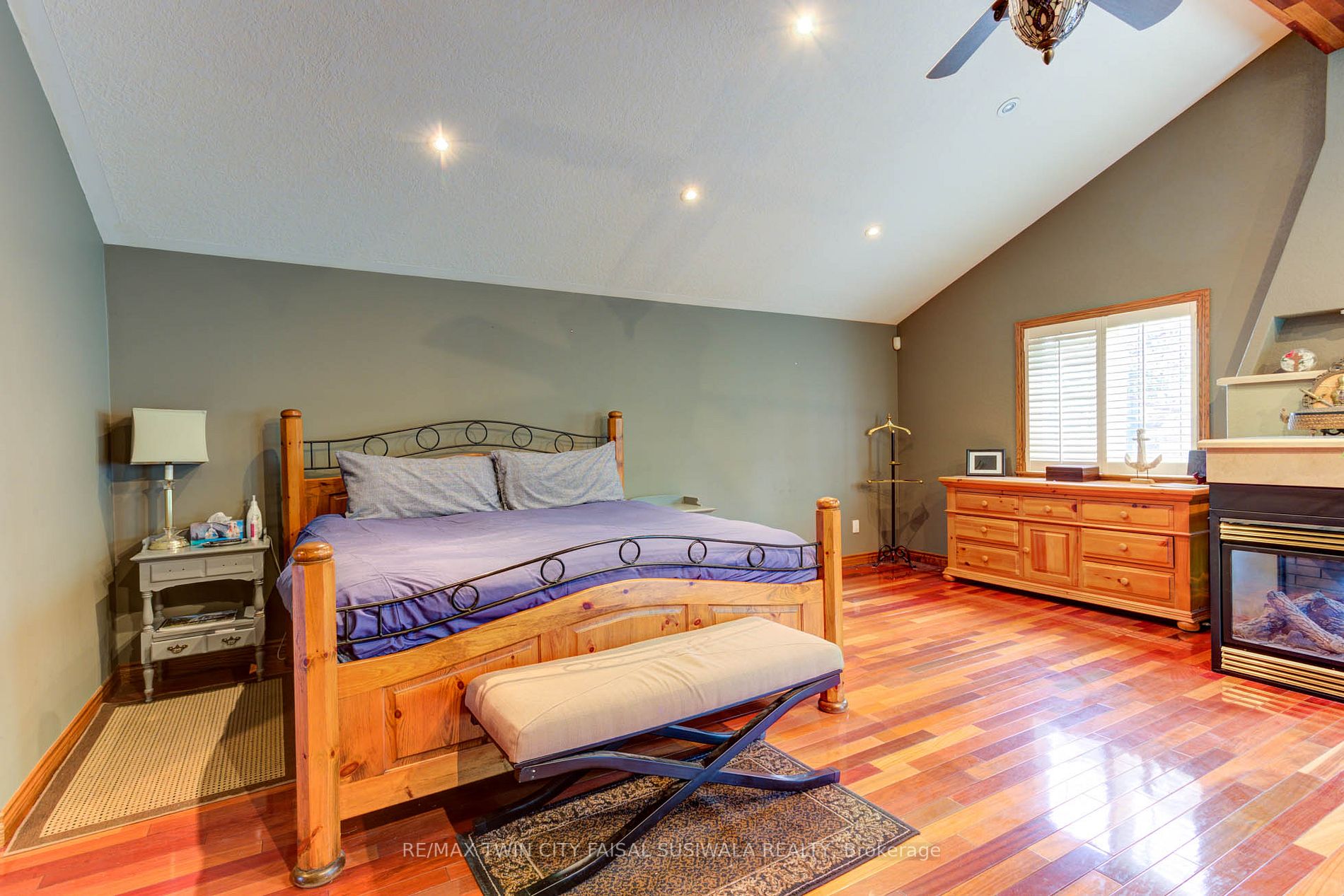 310 River Rd E