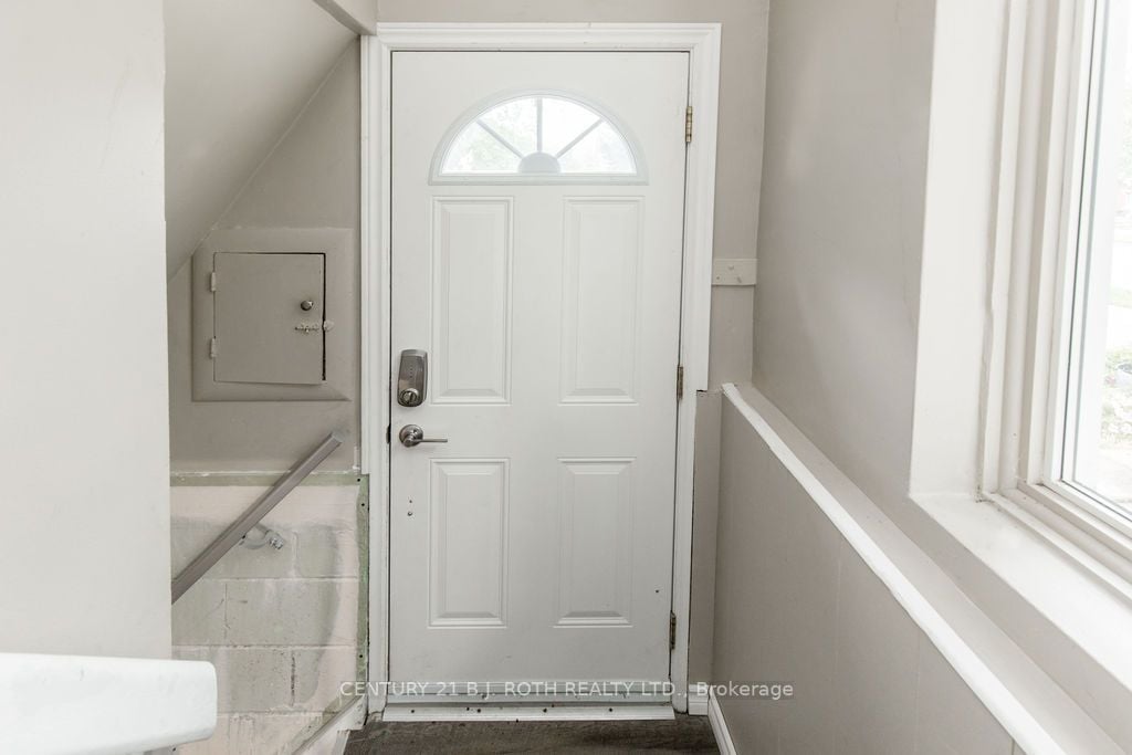 243 Wellington St E