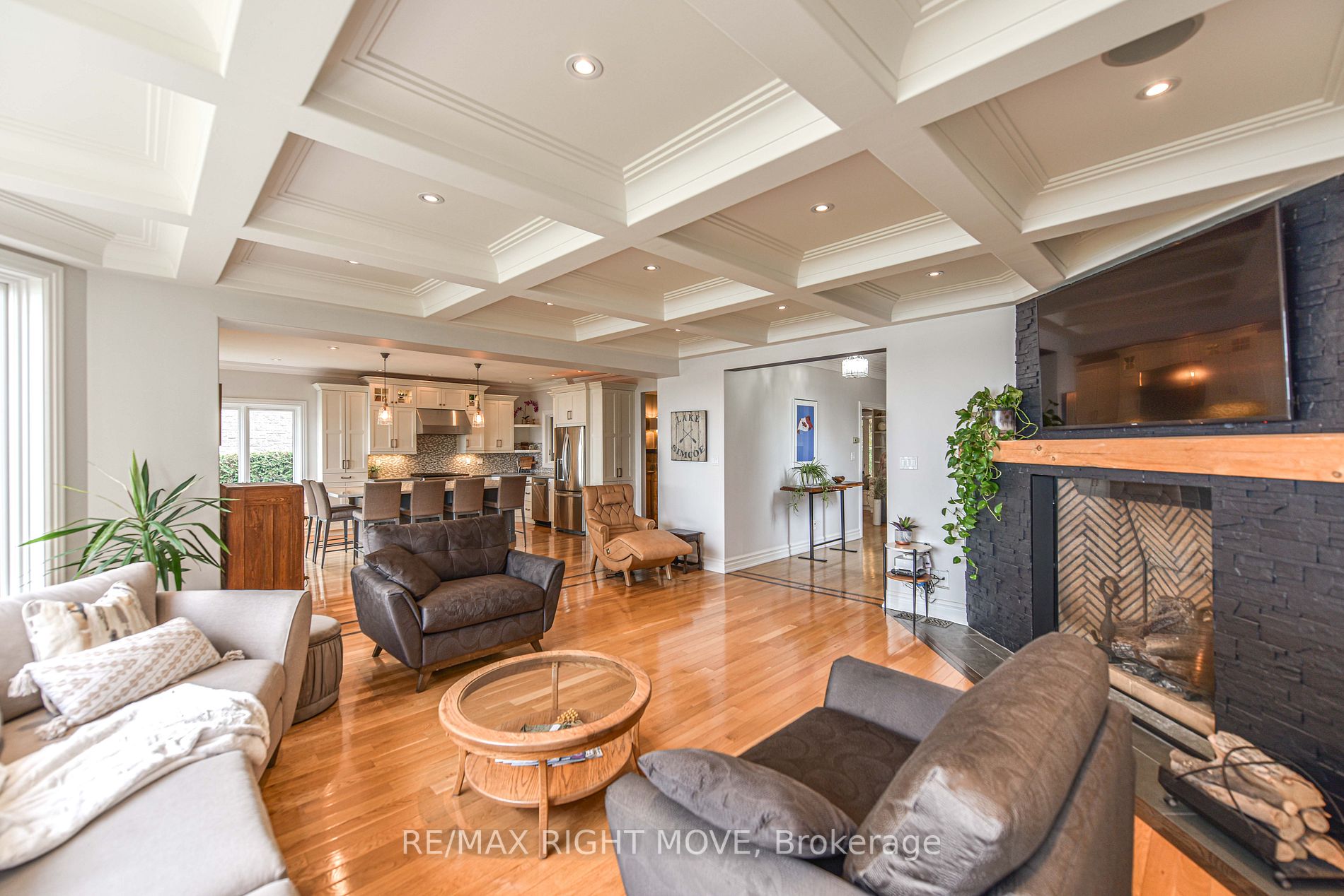 449 Victoria Cres