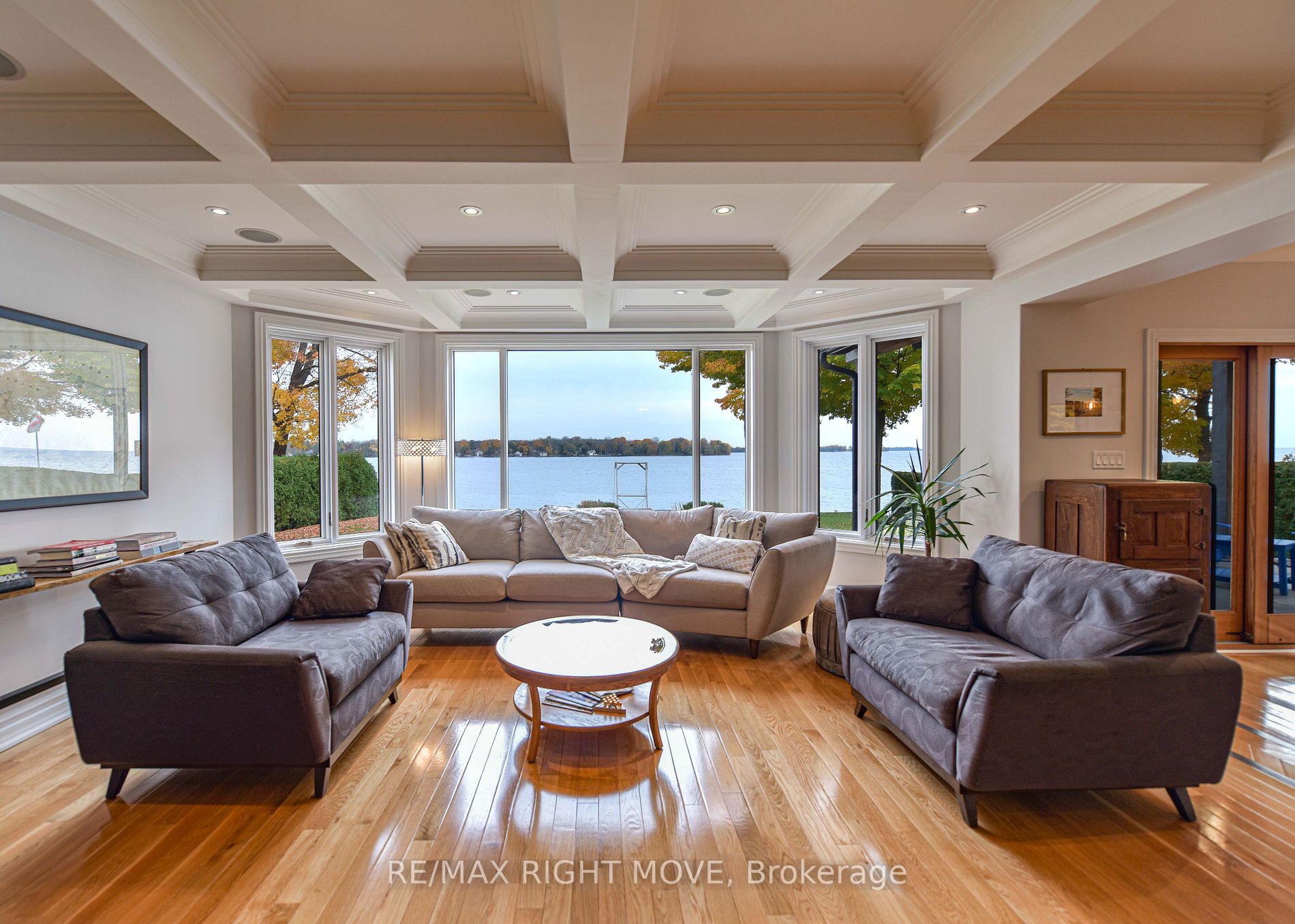 449 Victoria Cres