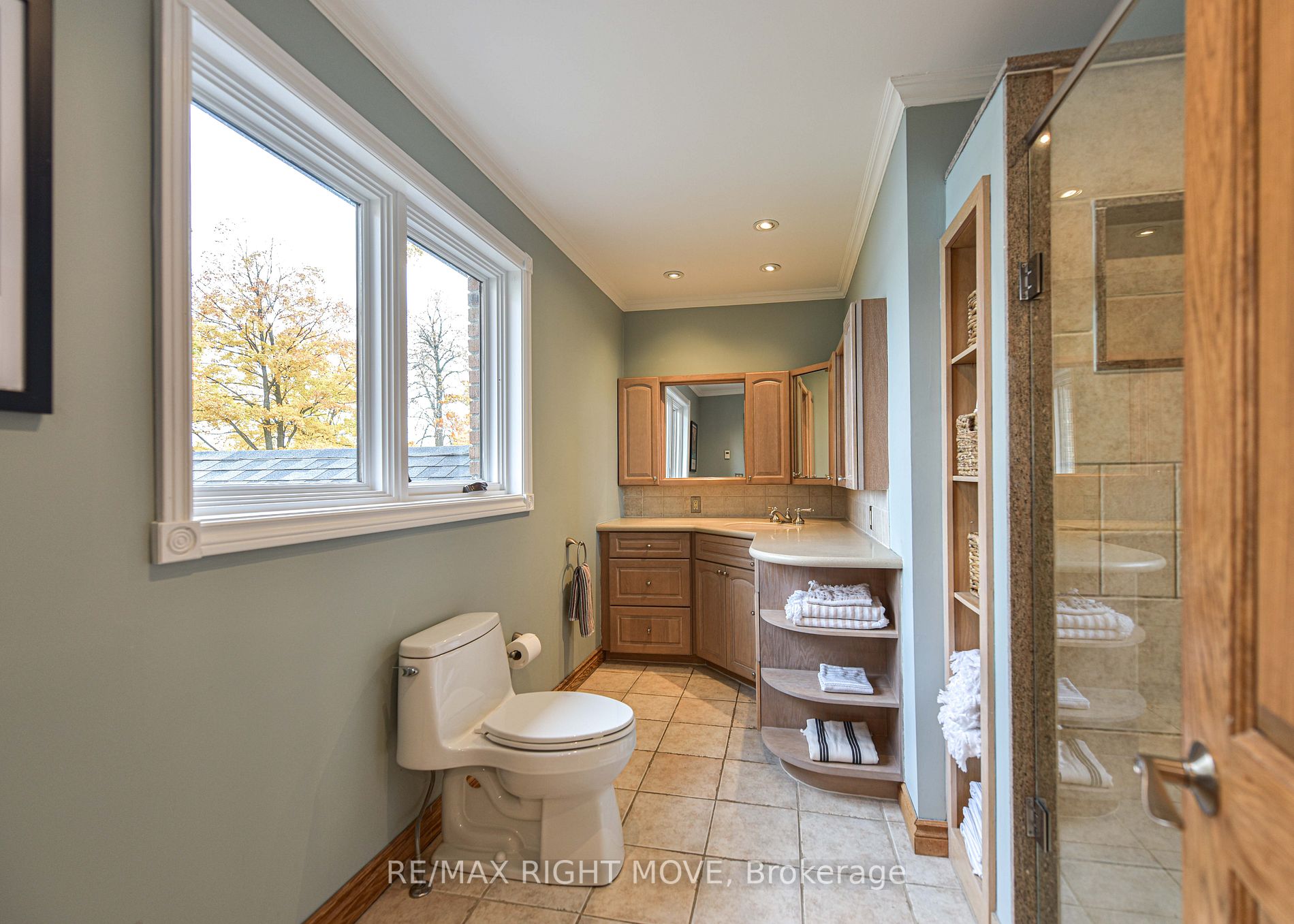 449 Victoria Cres
