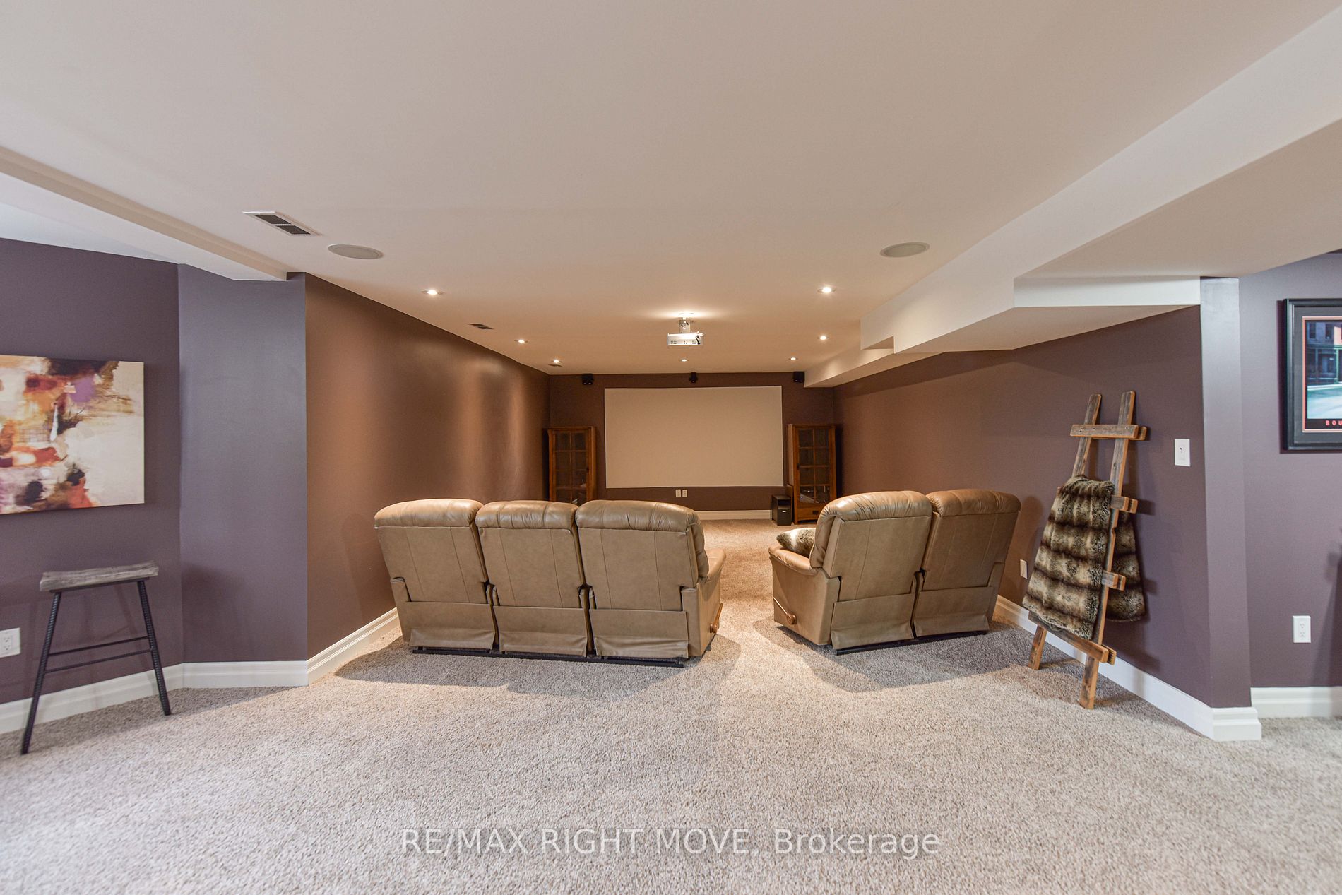 449 Victoria Cres