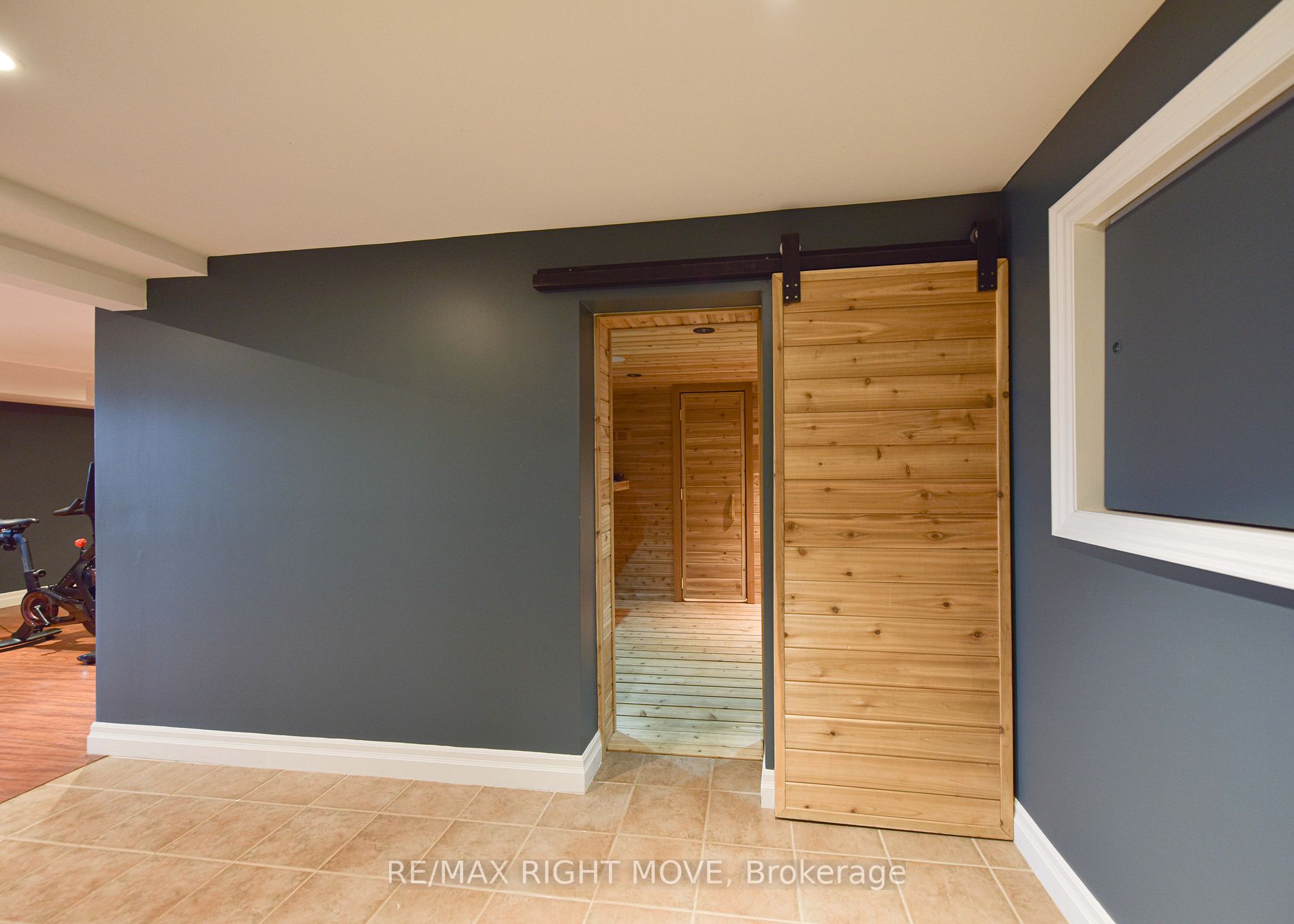 449 Victoria Cres