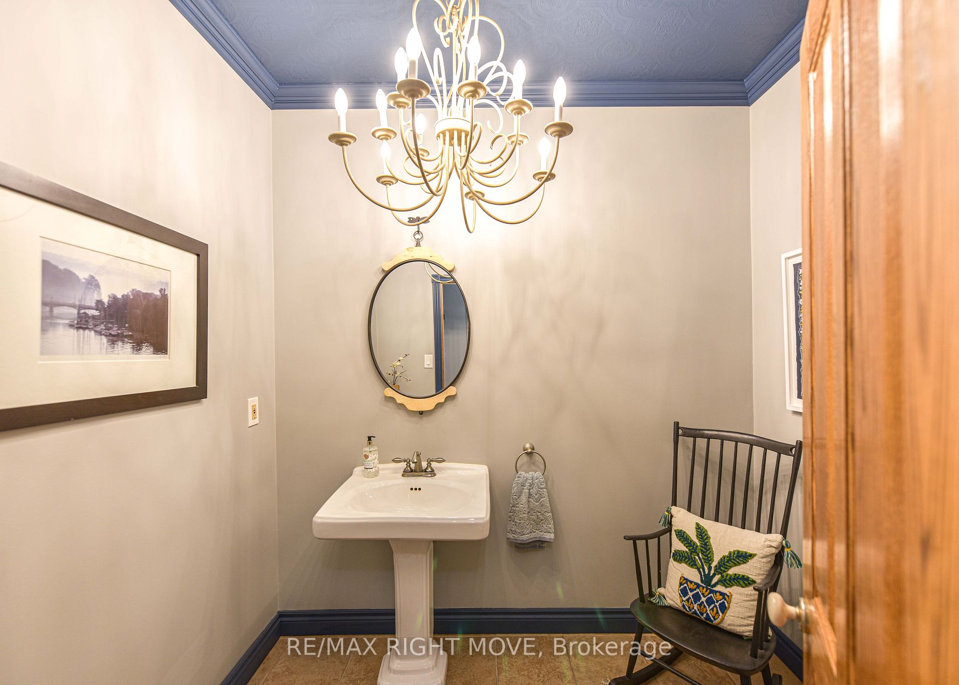 449 Victoria Cres