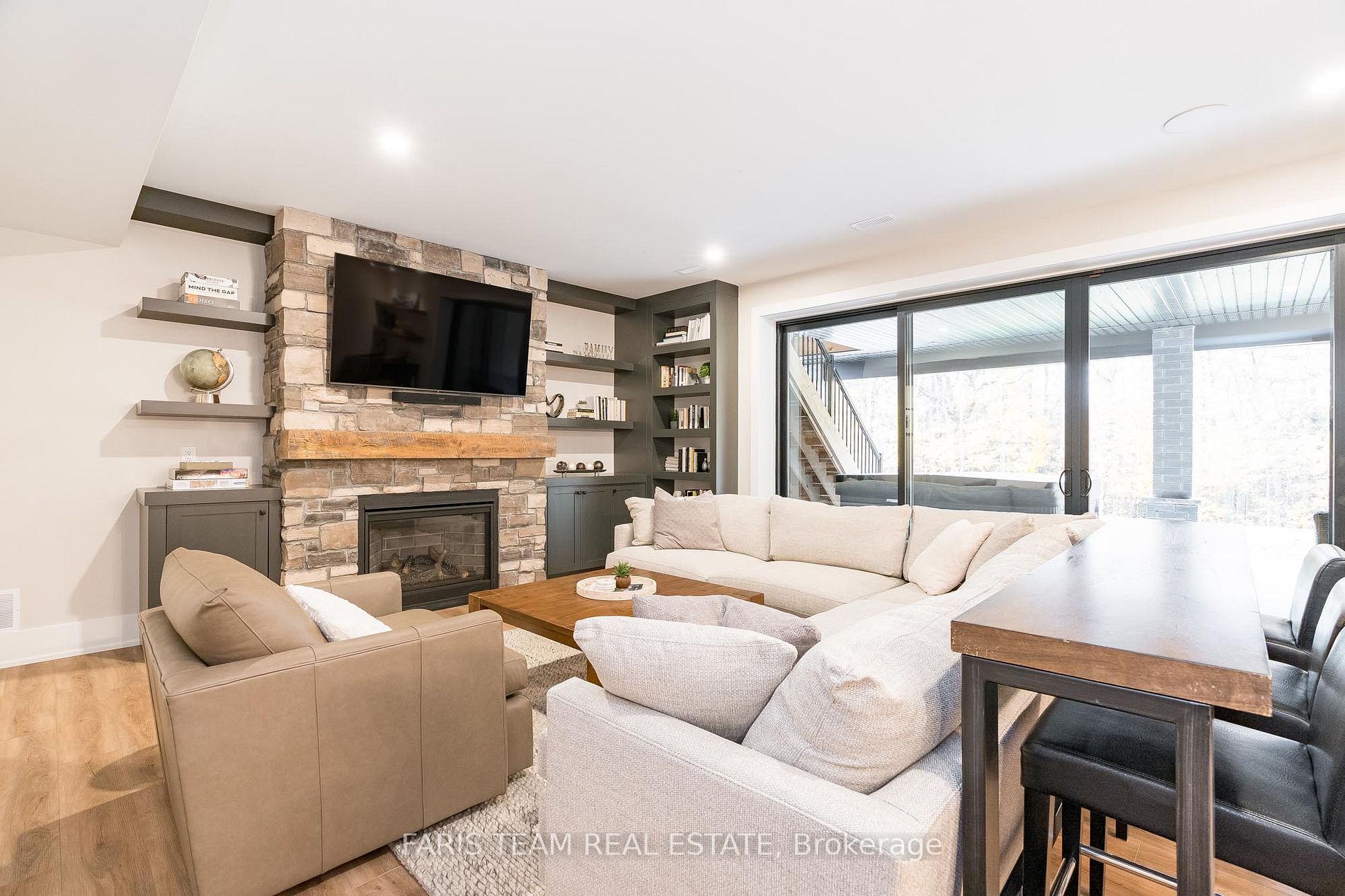 22 Lloyd Cook Dr W