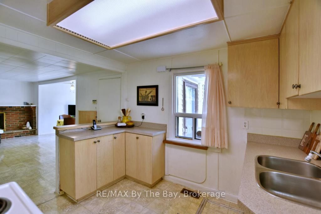 1152 Mosley St