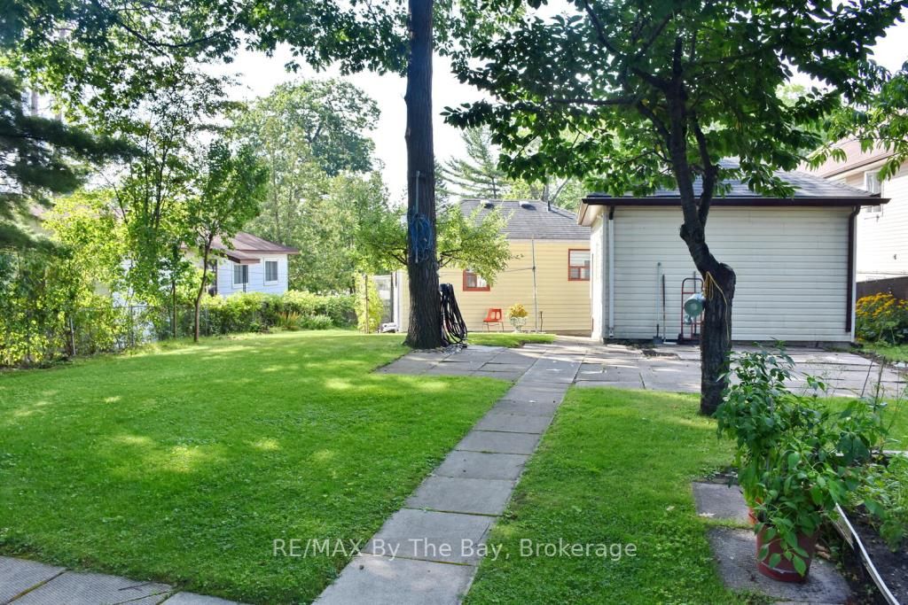 1152 Mosley St