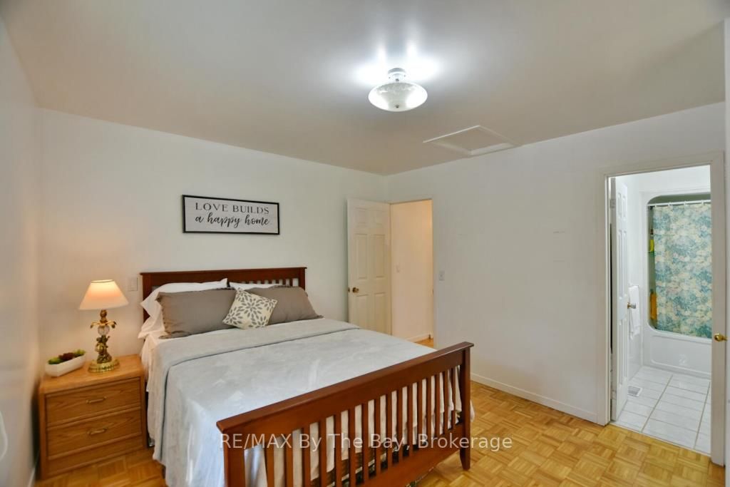 1152 Mosley St