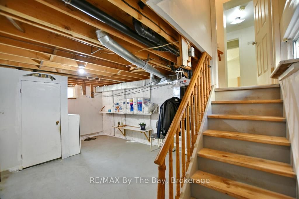 1152 Mosley St