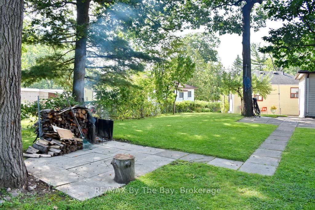 1152 Mosley St