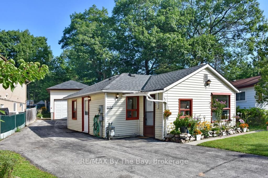 1152 Mosley St