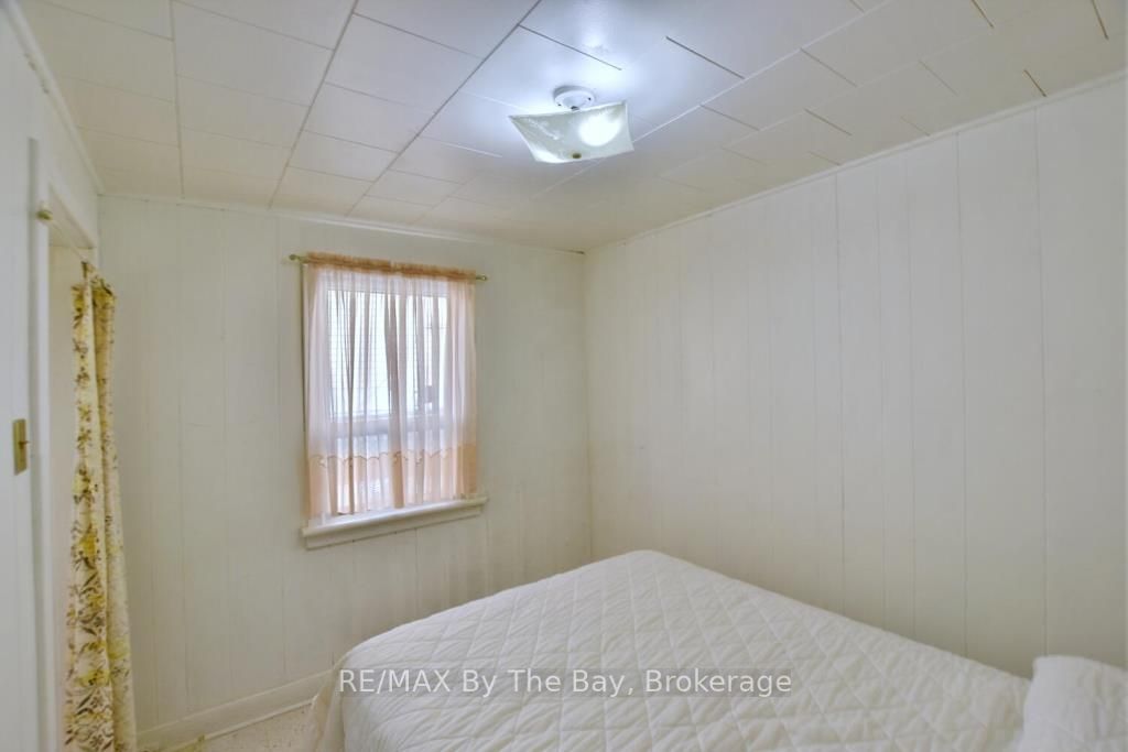 1152 Mosley St
