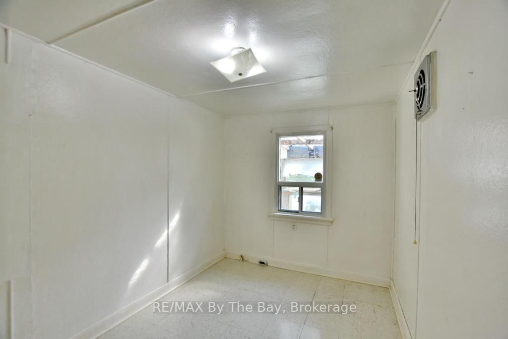 1152 Mosley St