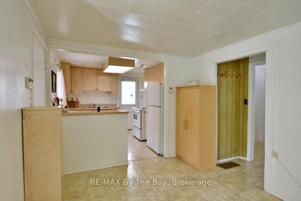 1152 Mosley St